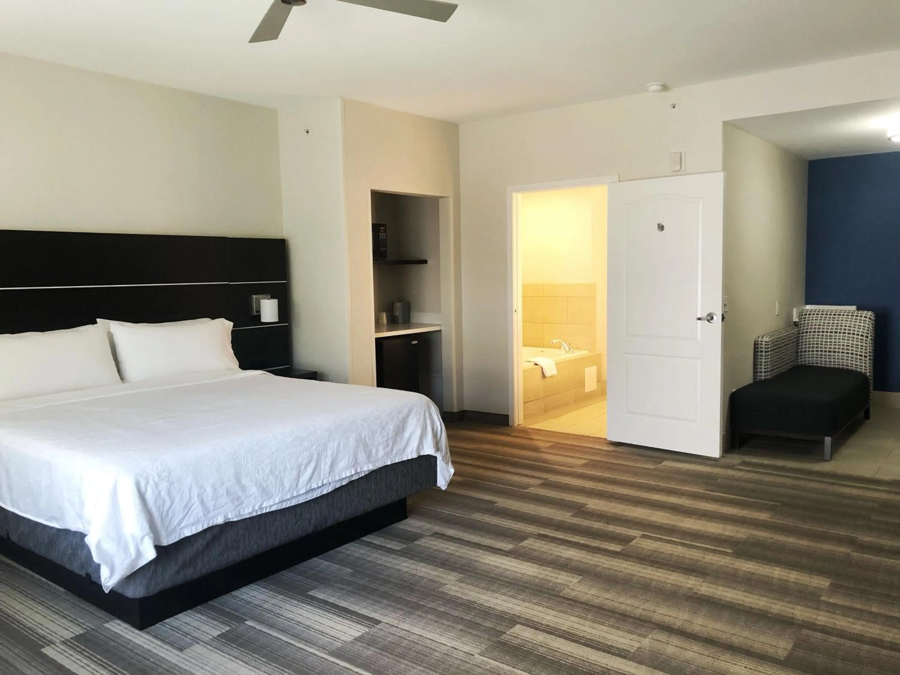 Photo of the whole room, Bed in Holiday Inn Express Hotel & Suites El Dorado Hills by IHG