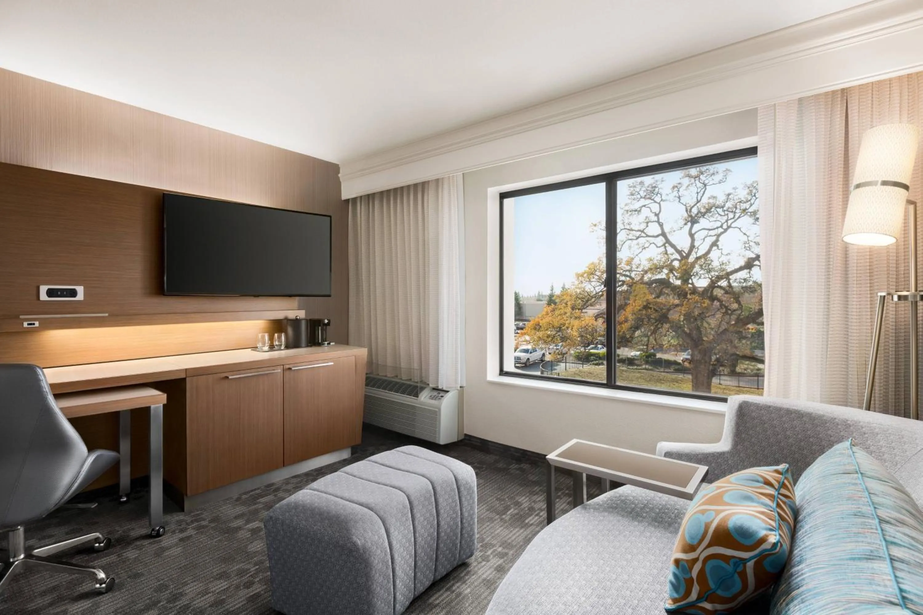 Living room in Courtyard by Marriott Roseville