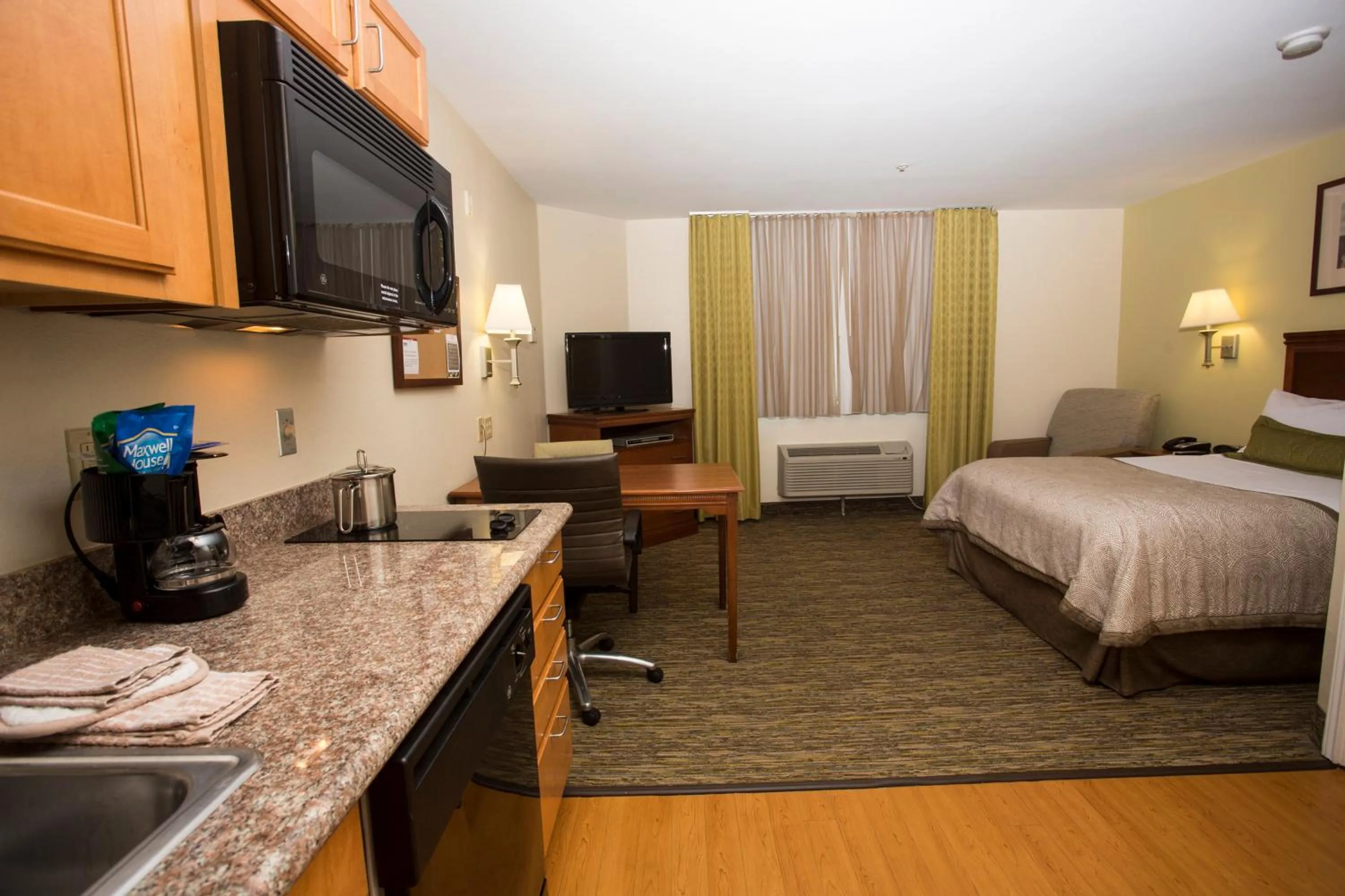 Photo of the whole room, Bed in Candlewood Suites Port Arthur/Nederland by IHG