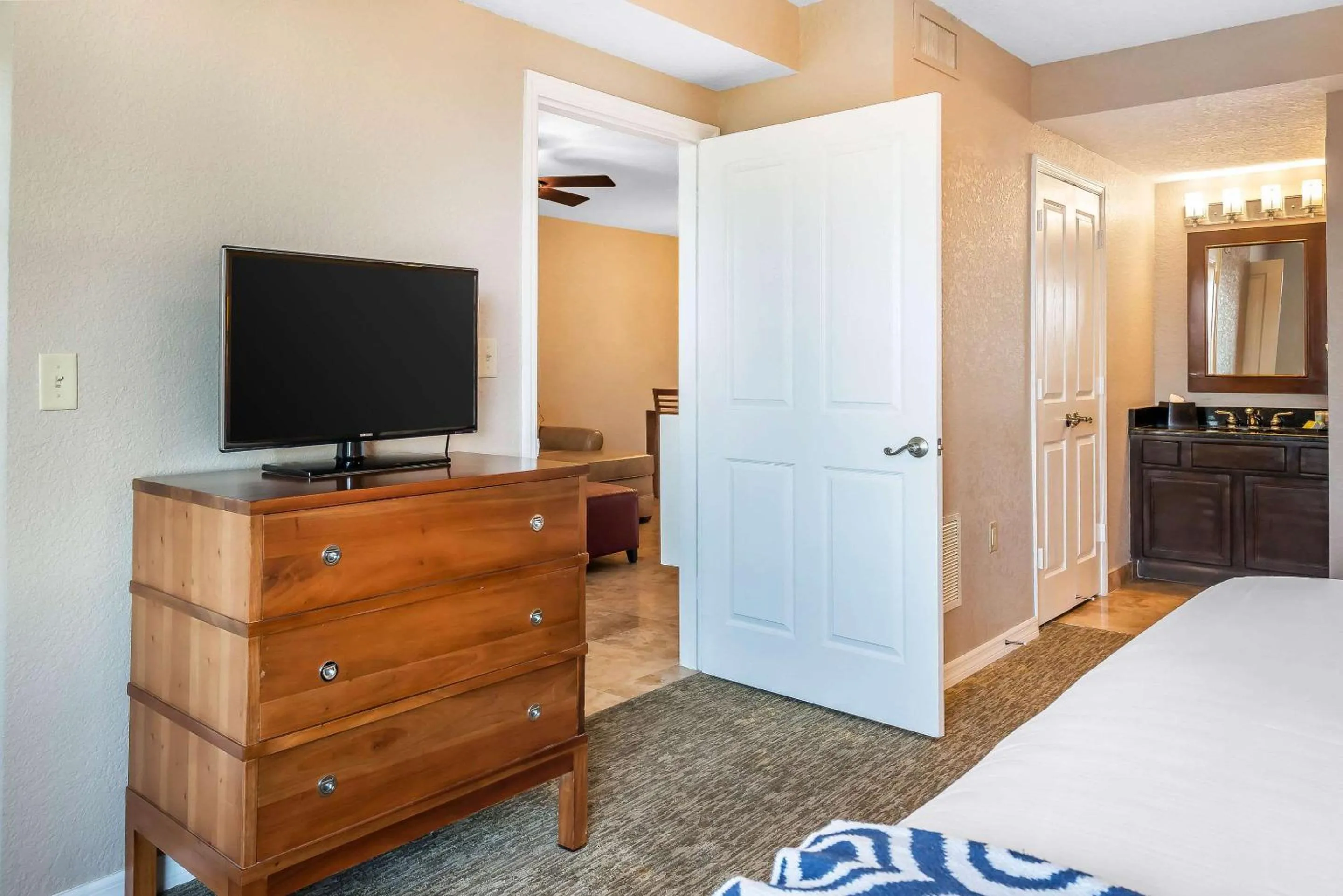 Bedroom, Bed in Bluegreen Vacations Fountains, an Ascend Collection Resort