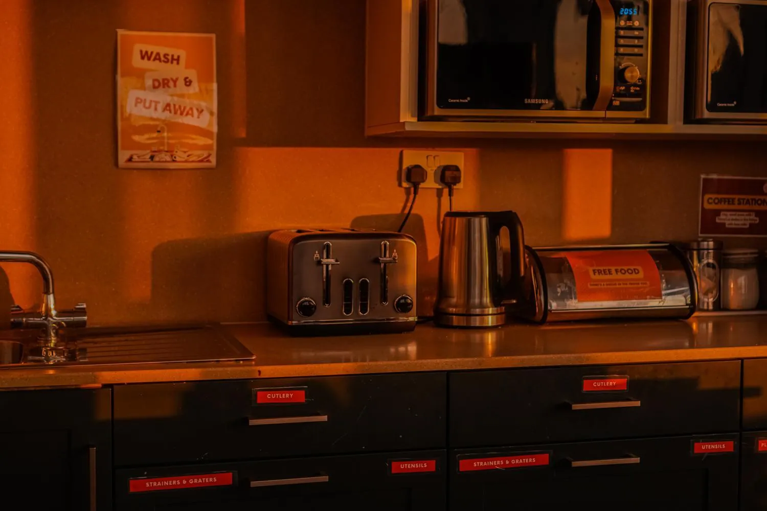 Kitchen or kitchenette in Garden Lane Backpackers