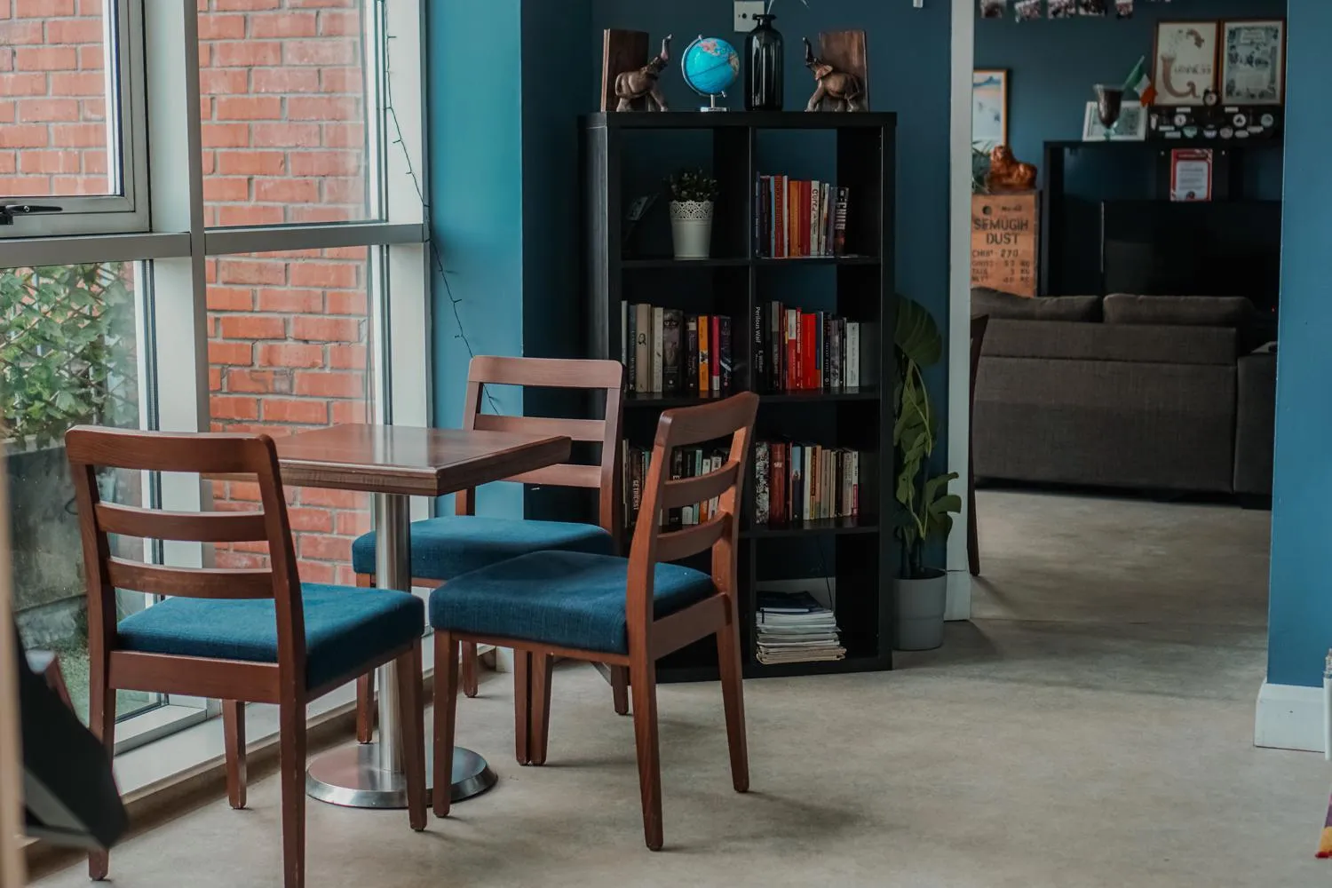 Communal lounge/ TV room in Garden Lane Backpackers