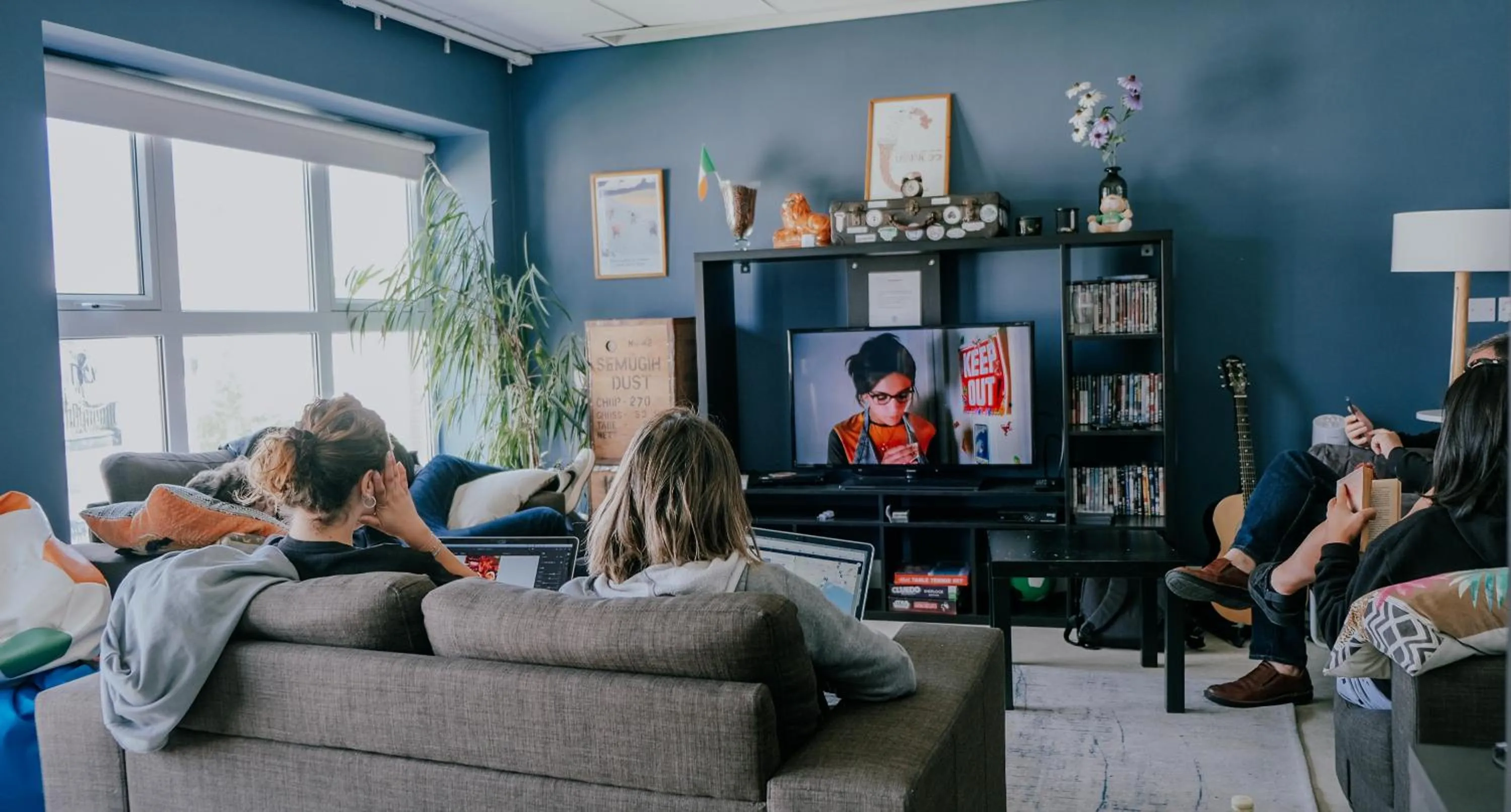 Communal lounge/ TV room in Garden Lane Backpackers