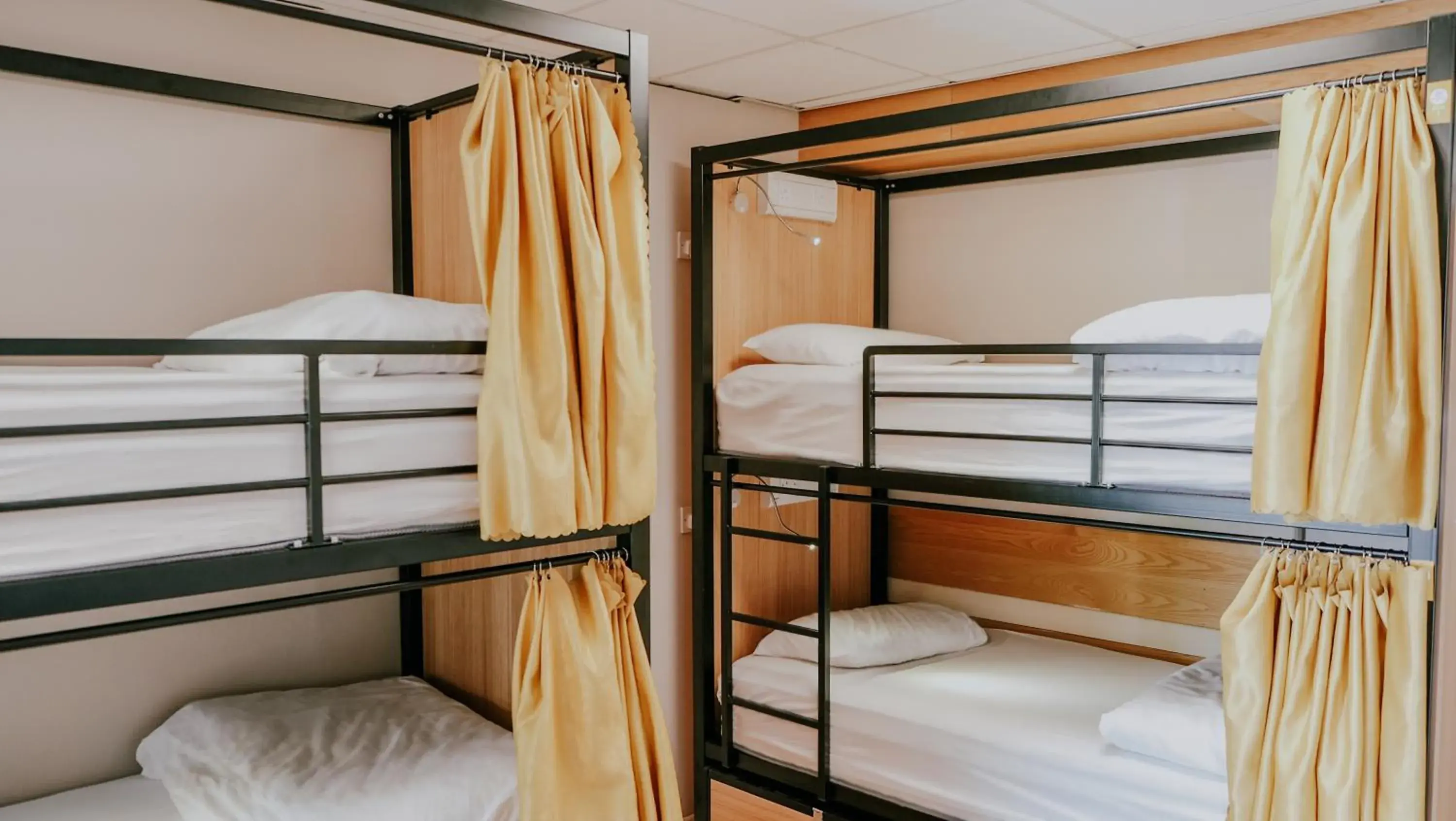 Bed in 4-Bed Mixed Dormitory Room with Shared Bathroom in Garden Lane Backpackers Bed in 4-Bed Mixed Dormitory Room with Shared Bathroom in Garden Lane Backpackers