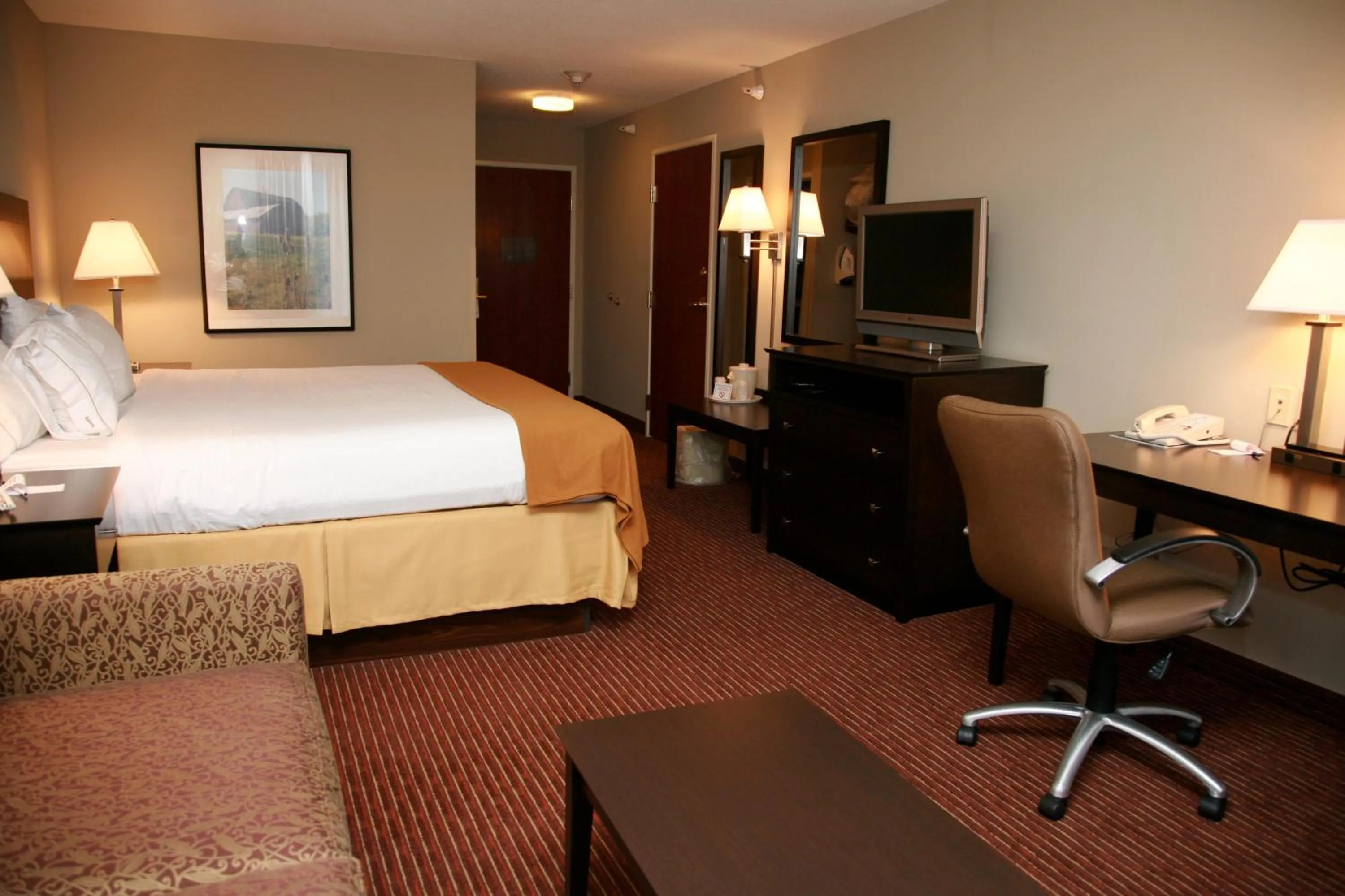 Bedroom, Bed in Holiday Inn Express Fort Wayne - East - New Haven by IHG