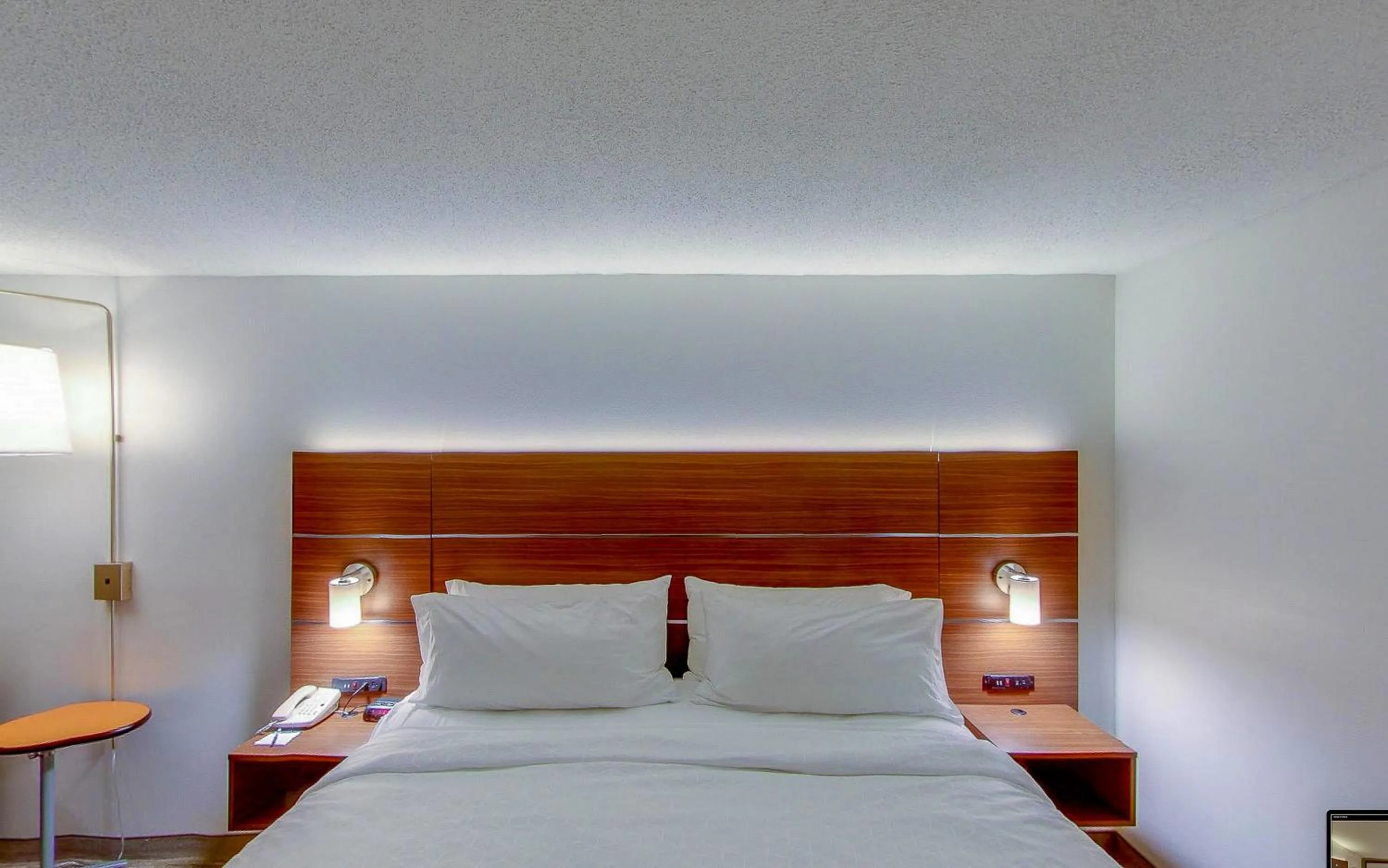 Photo of the whole room, Bed in Holiday Inn Express Fort Wayne - East - New Haven by IHG