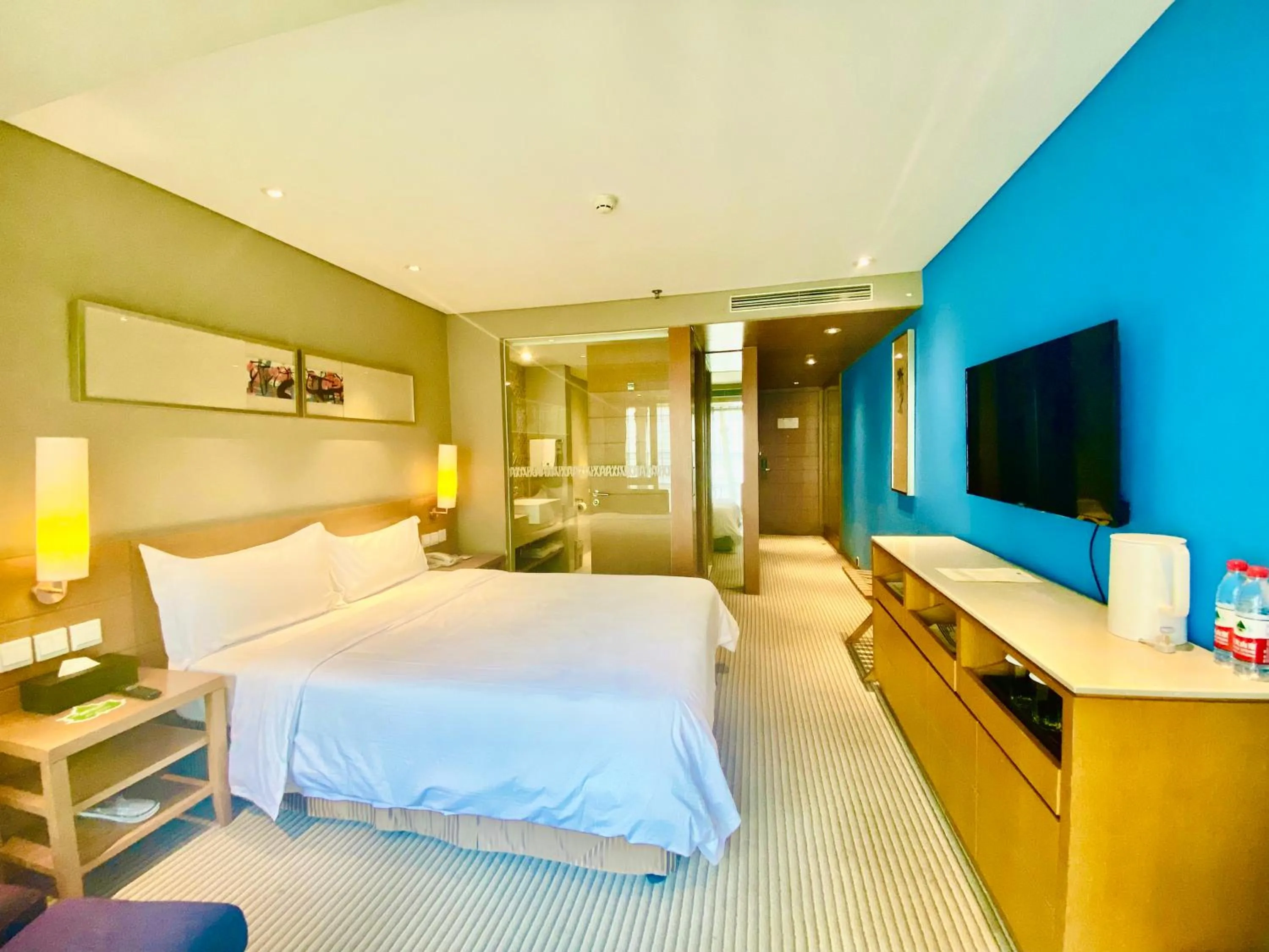 Guests, TV/Entertainment Center in Gotel Capital