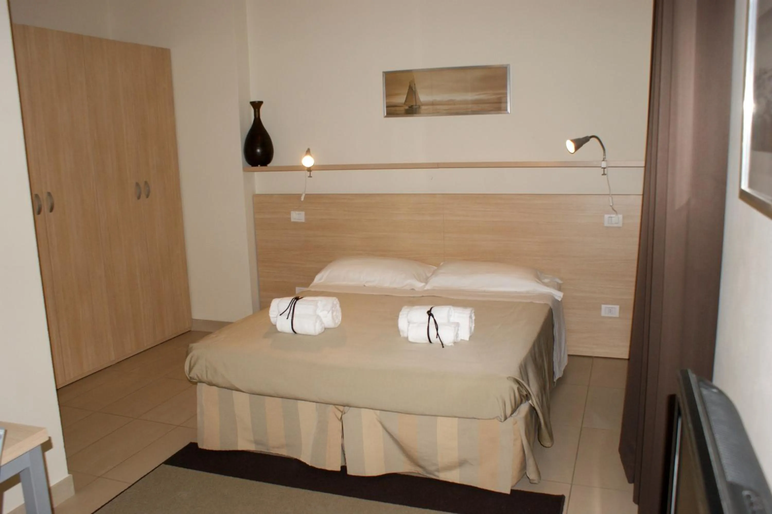 Photo of the whole room, Bed in Residence Belmare