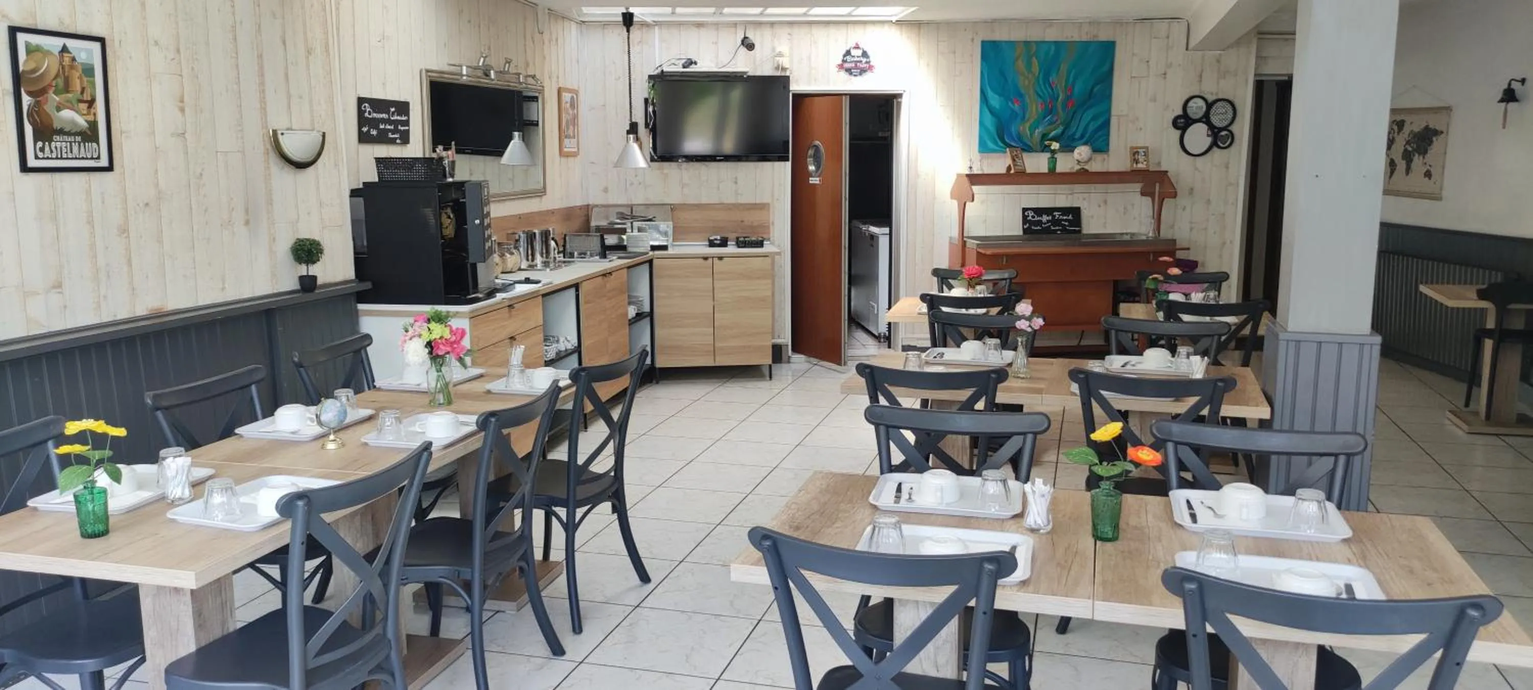 Breakfast in Hôtel Le P'tit Monde