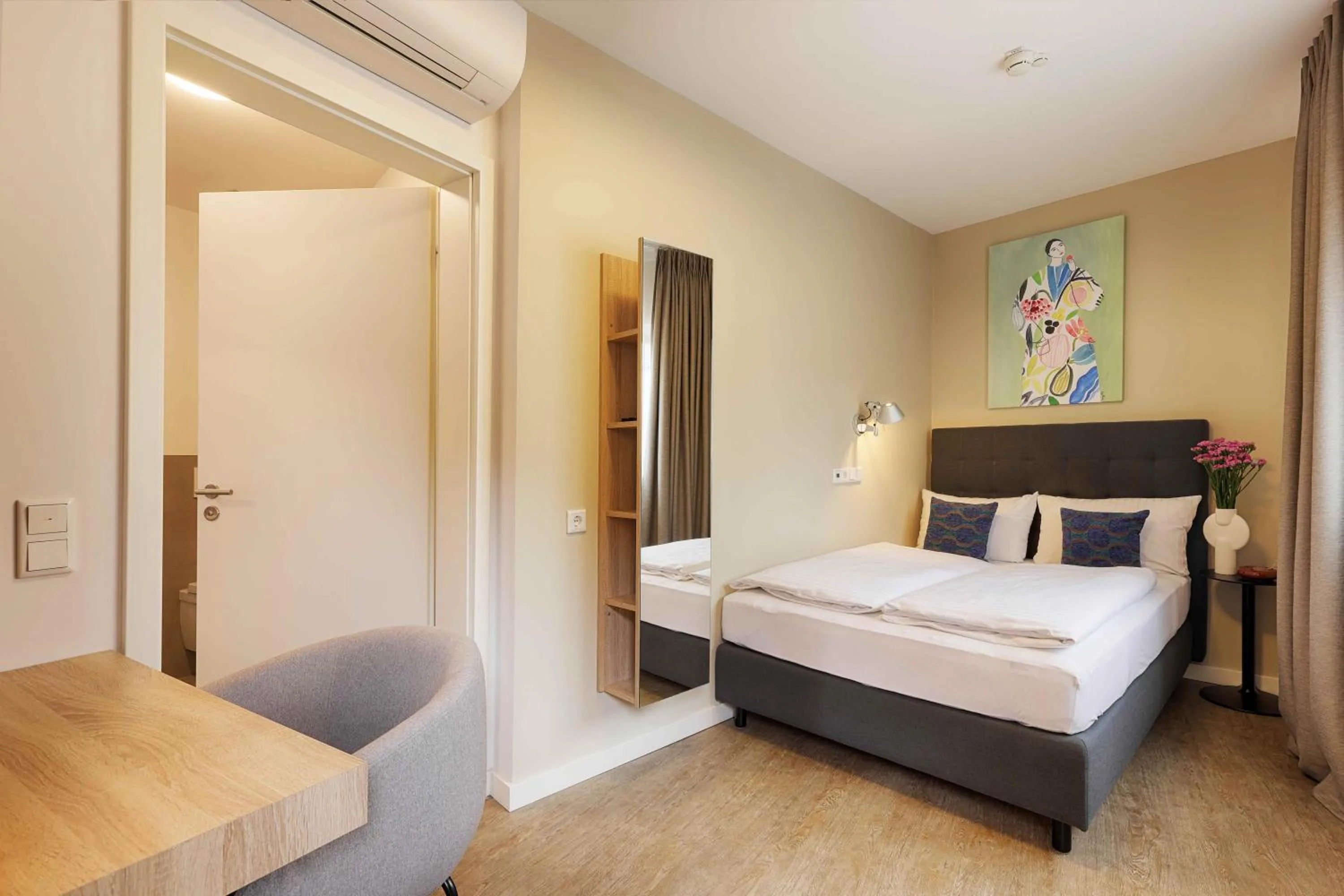 Photo of the whole room, Bed in Hotel Zur Stadt Mainz in Würzburger Innenstadt