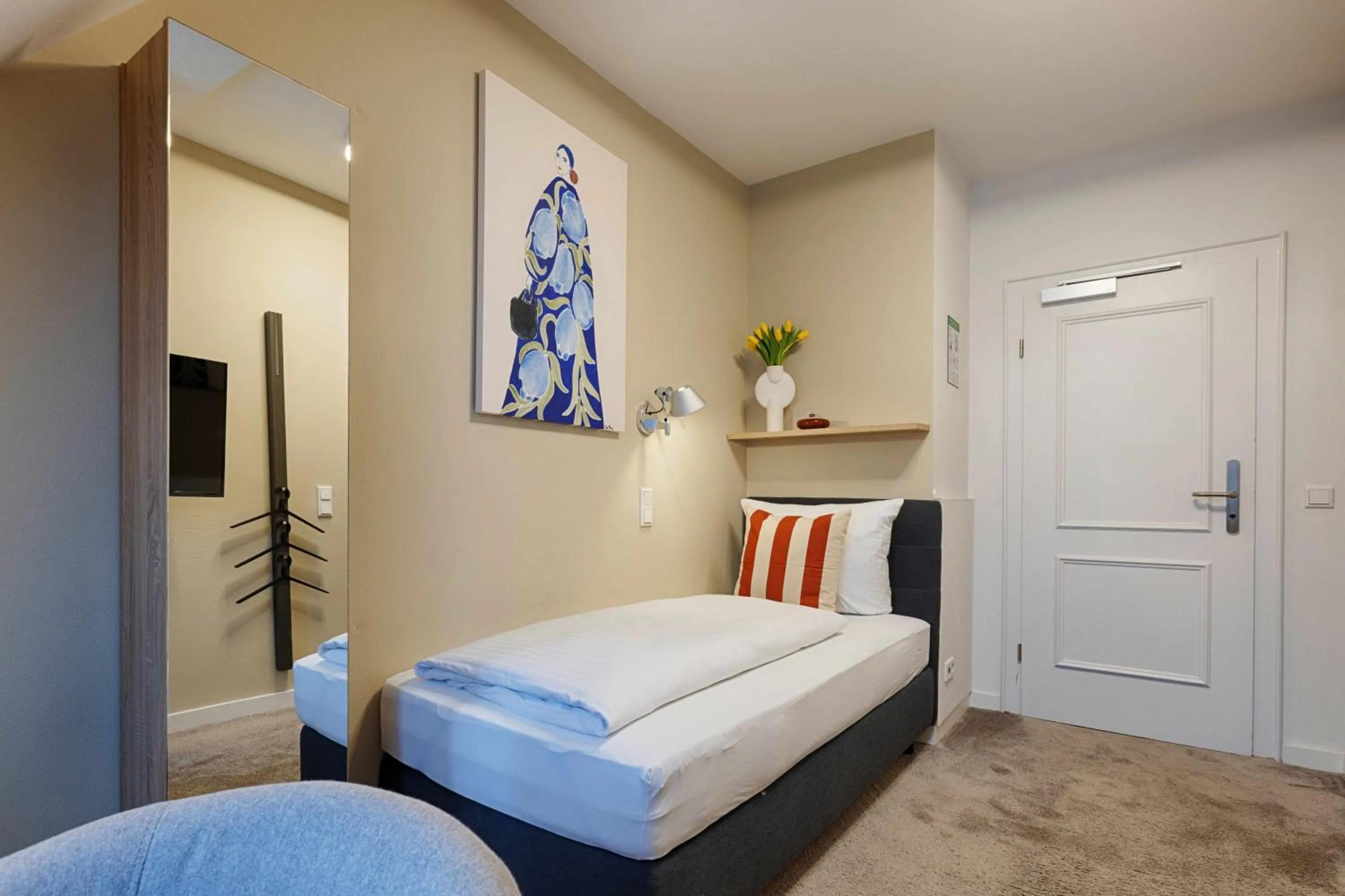 TV and multimedia, Bed in Hotel Zur Stadt Mainz in Würzburger Innenstadt