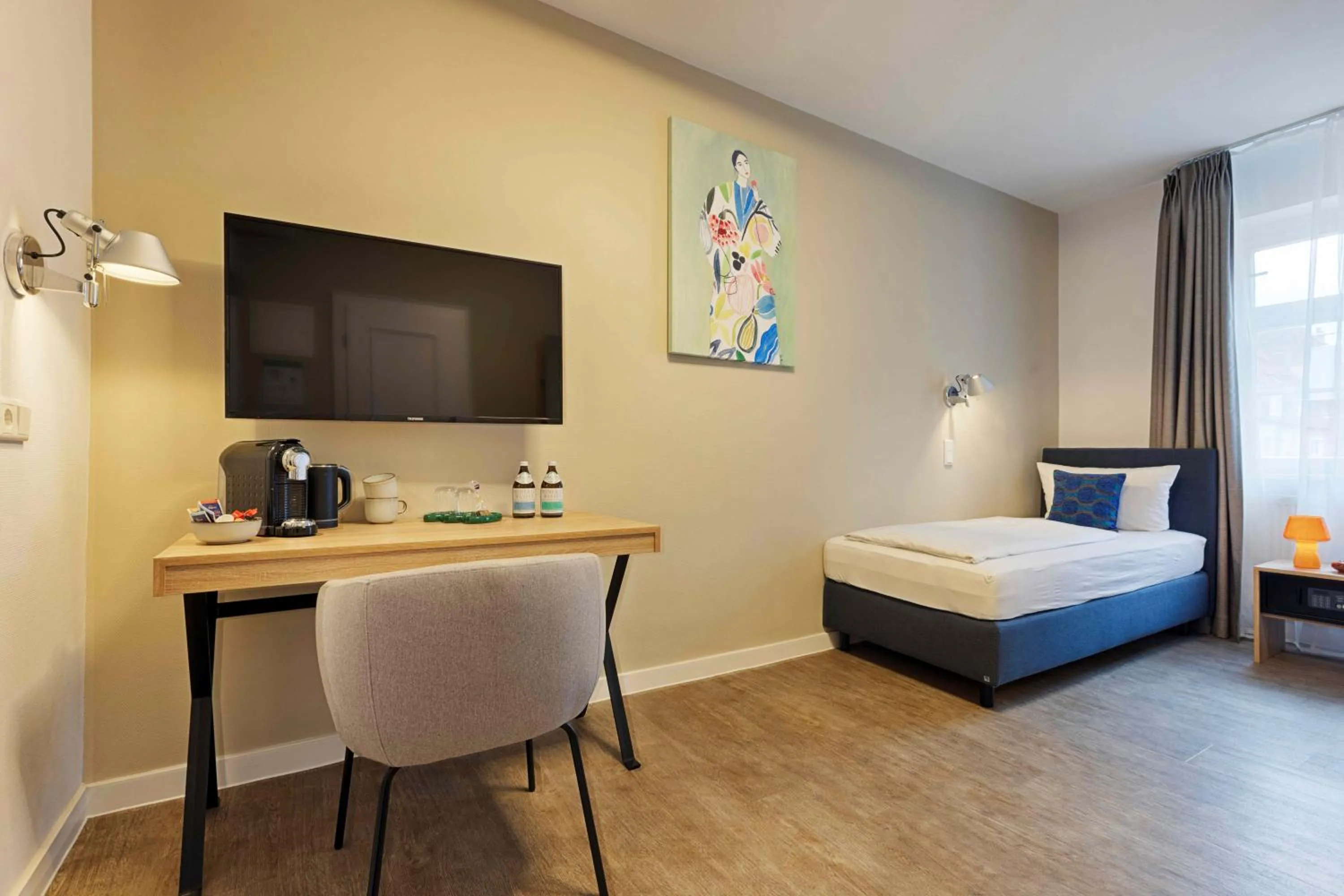 Photo of the whole room, Bed in Hotel Zur Stadt Mainz in Würzburger Innenstadt