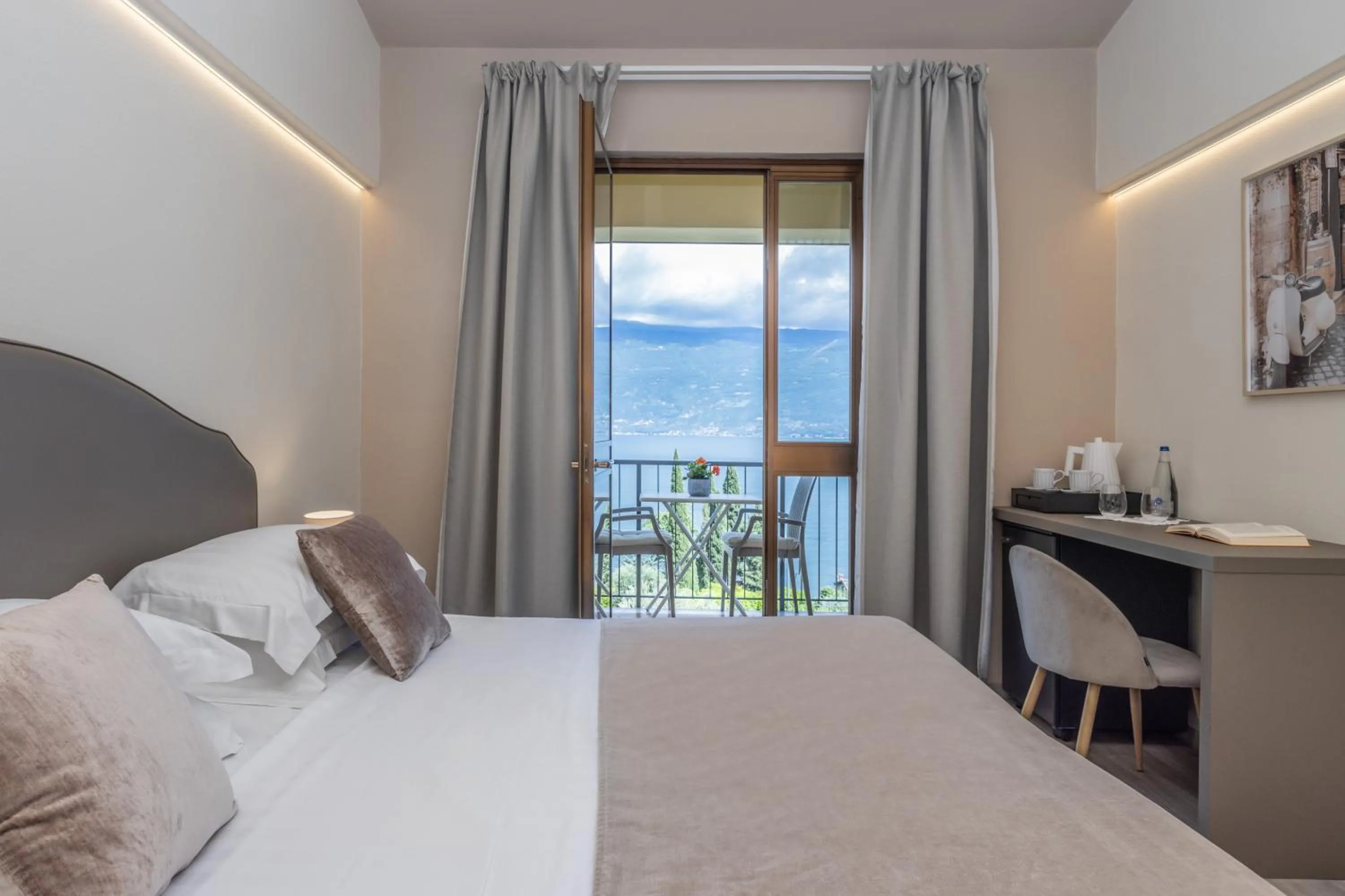 Bedroom, Bed in Hotel Meandro - Lake View