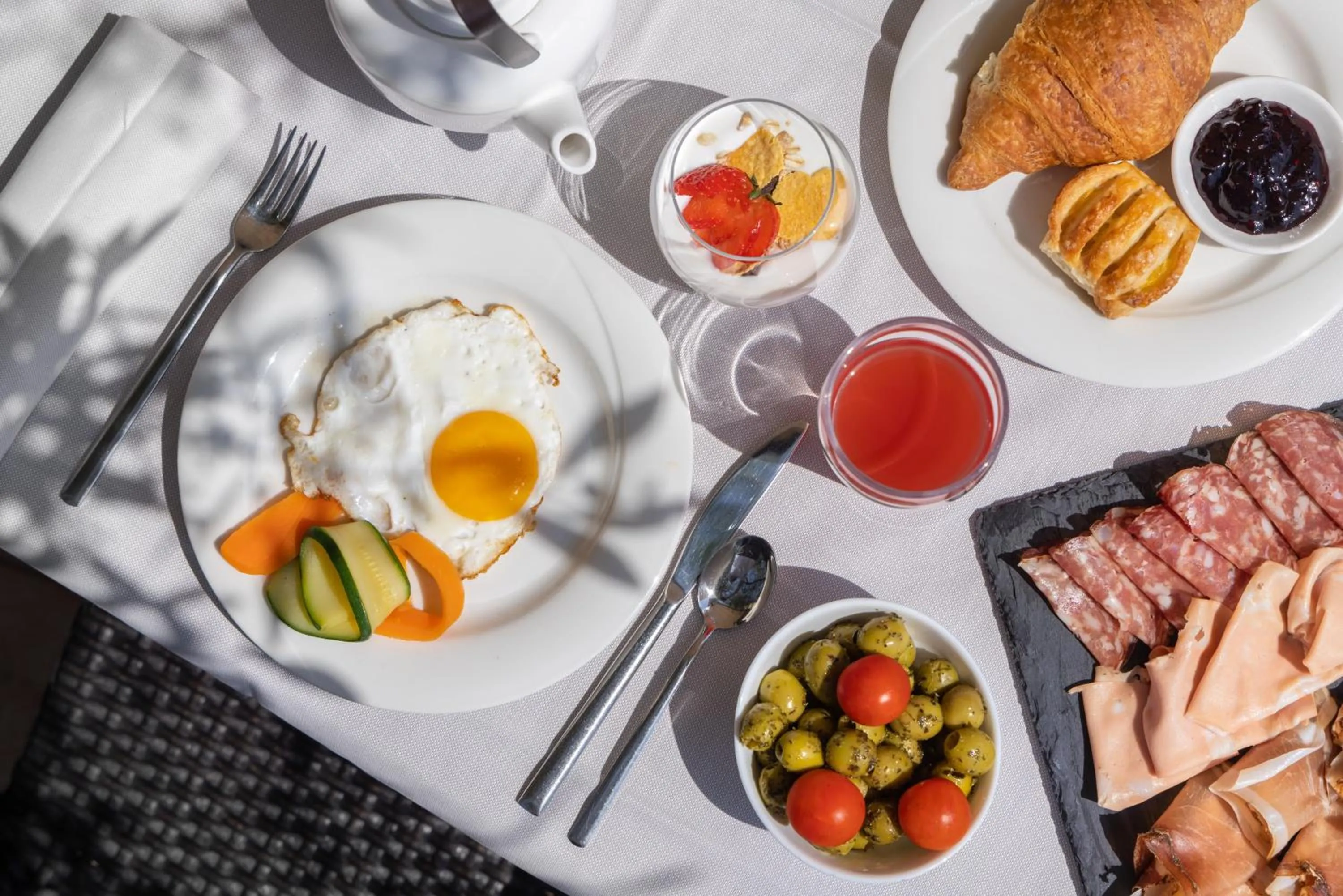 Breakfast in Hotel Meandro - Lake View