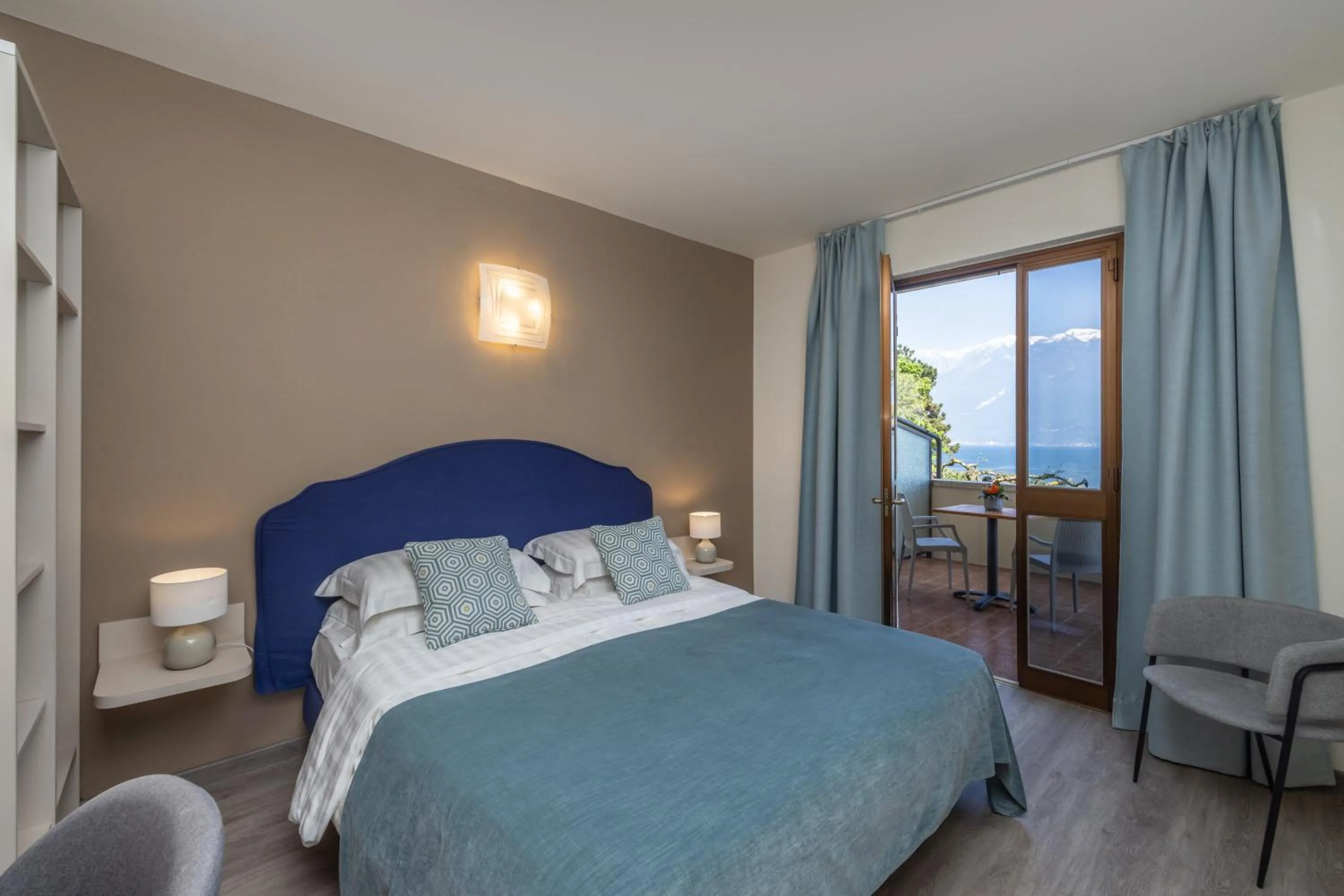 Bedroom, Bed in Hotel Meandro - Lake View