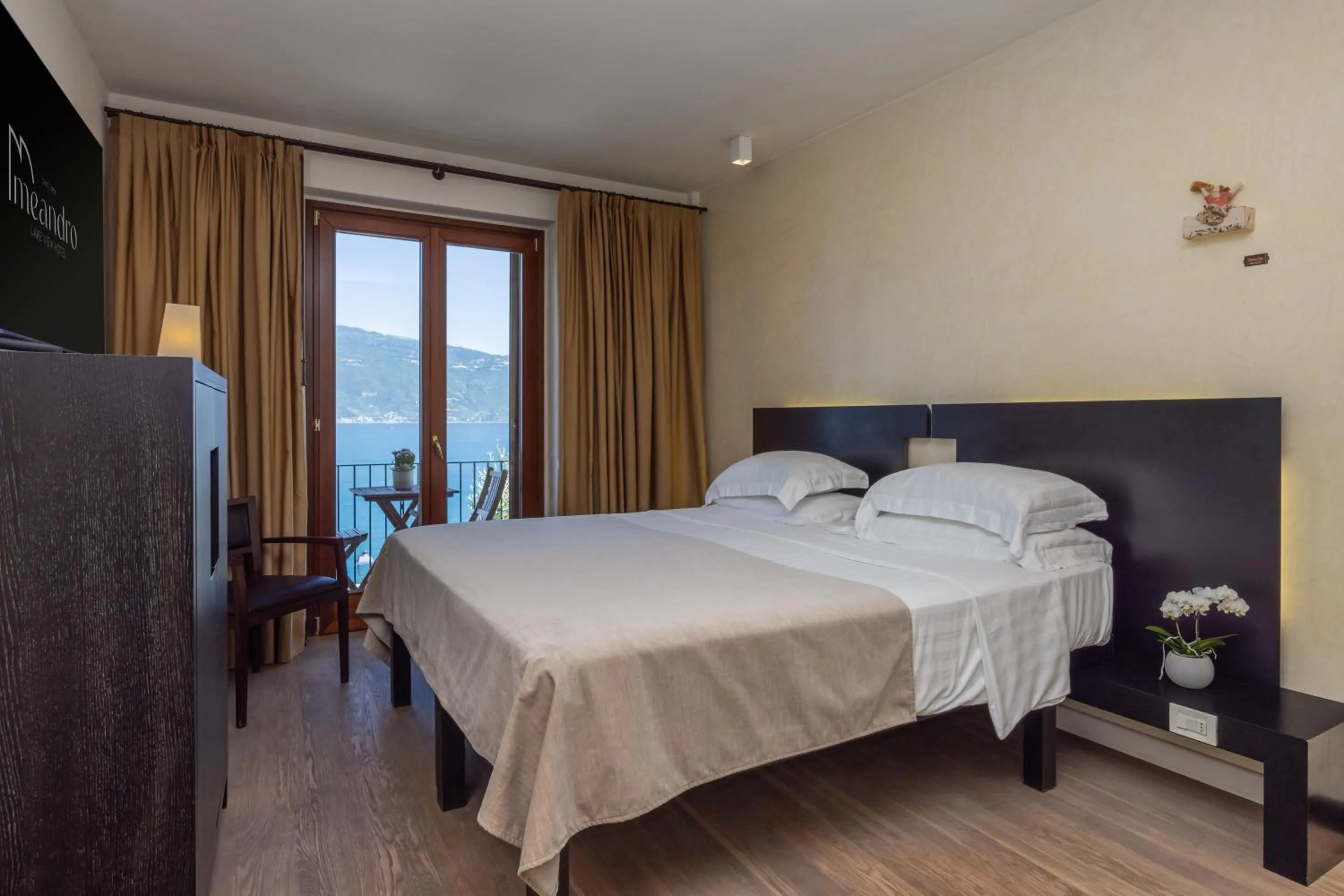 Bedroom, Bed in Hotel Meandro - Lake View