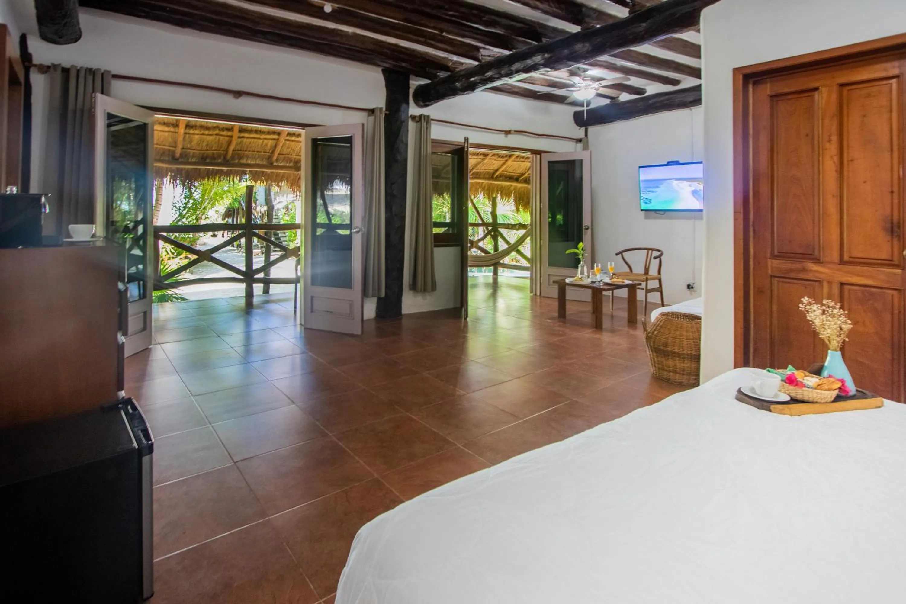 Communal lounge/ TV room in Hotel Las Nubes Holbox