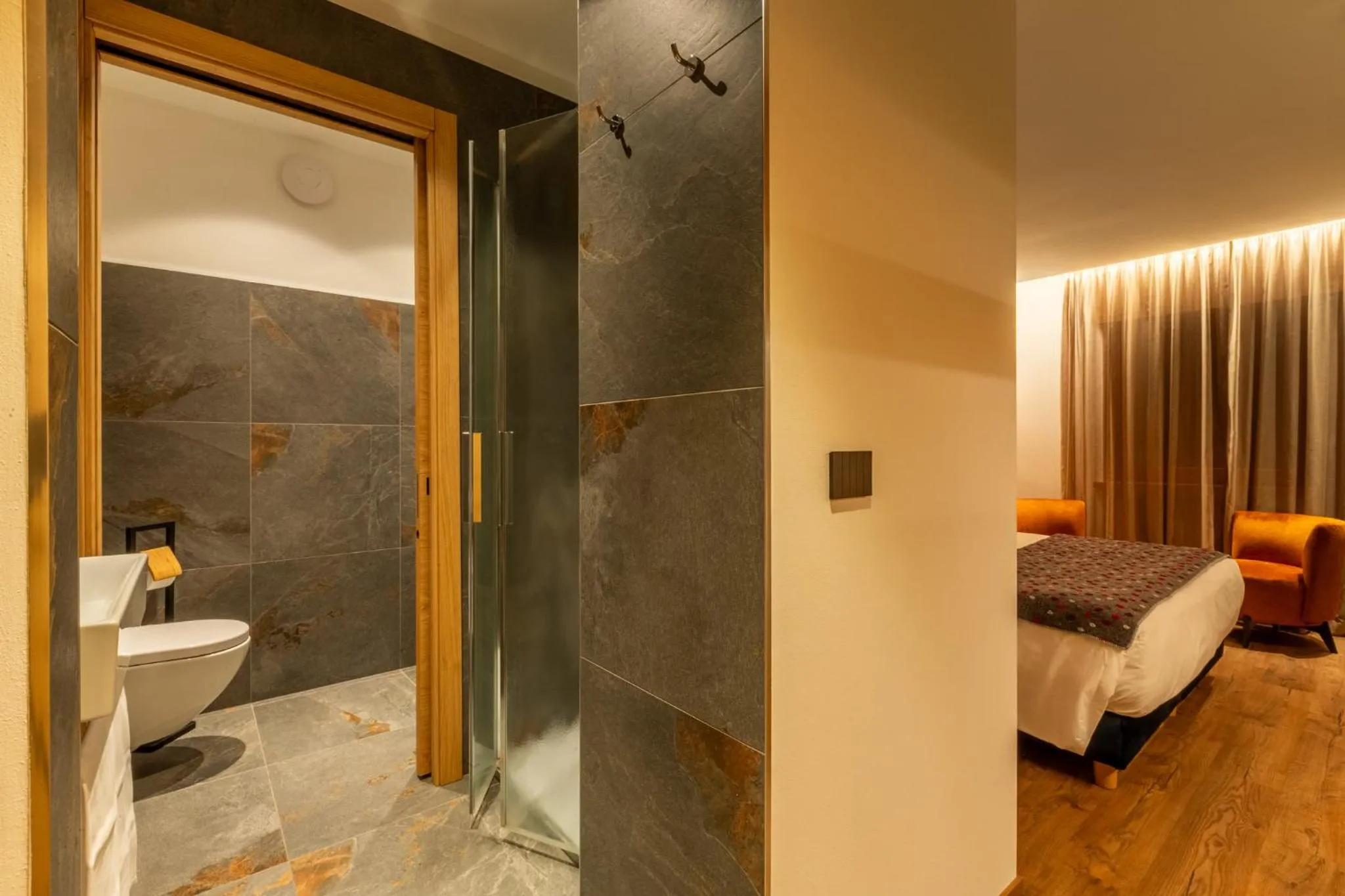 Bathroom, Bed in Hotel Vallée Blanche Courmayeur