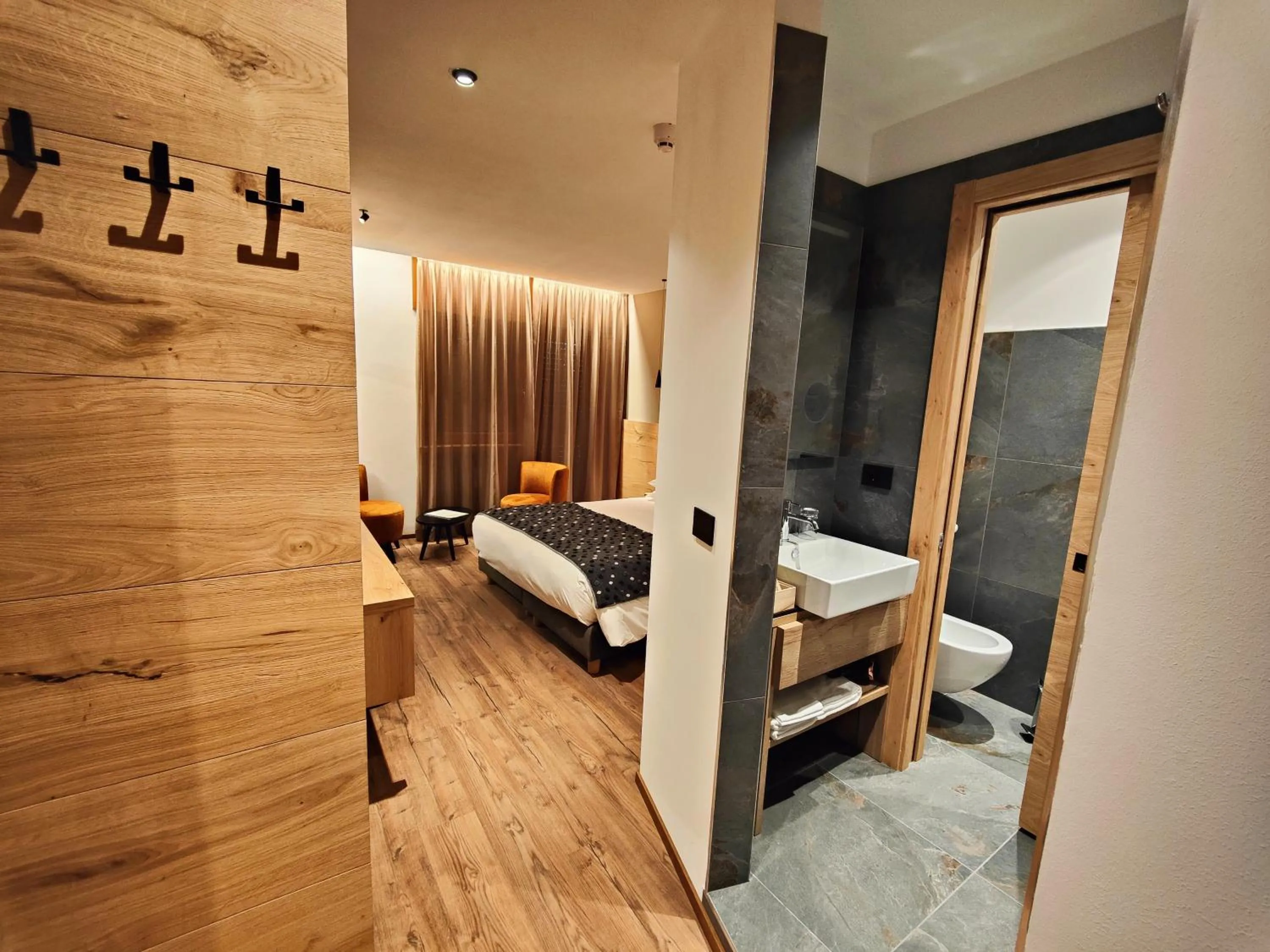 Bathroom, Bed in Hotel Vallée Blanche Courmayeur