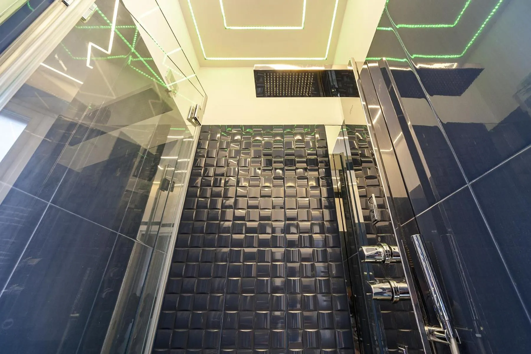 Shower in Guesthouse Pop