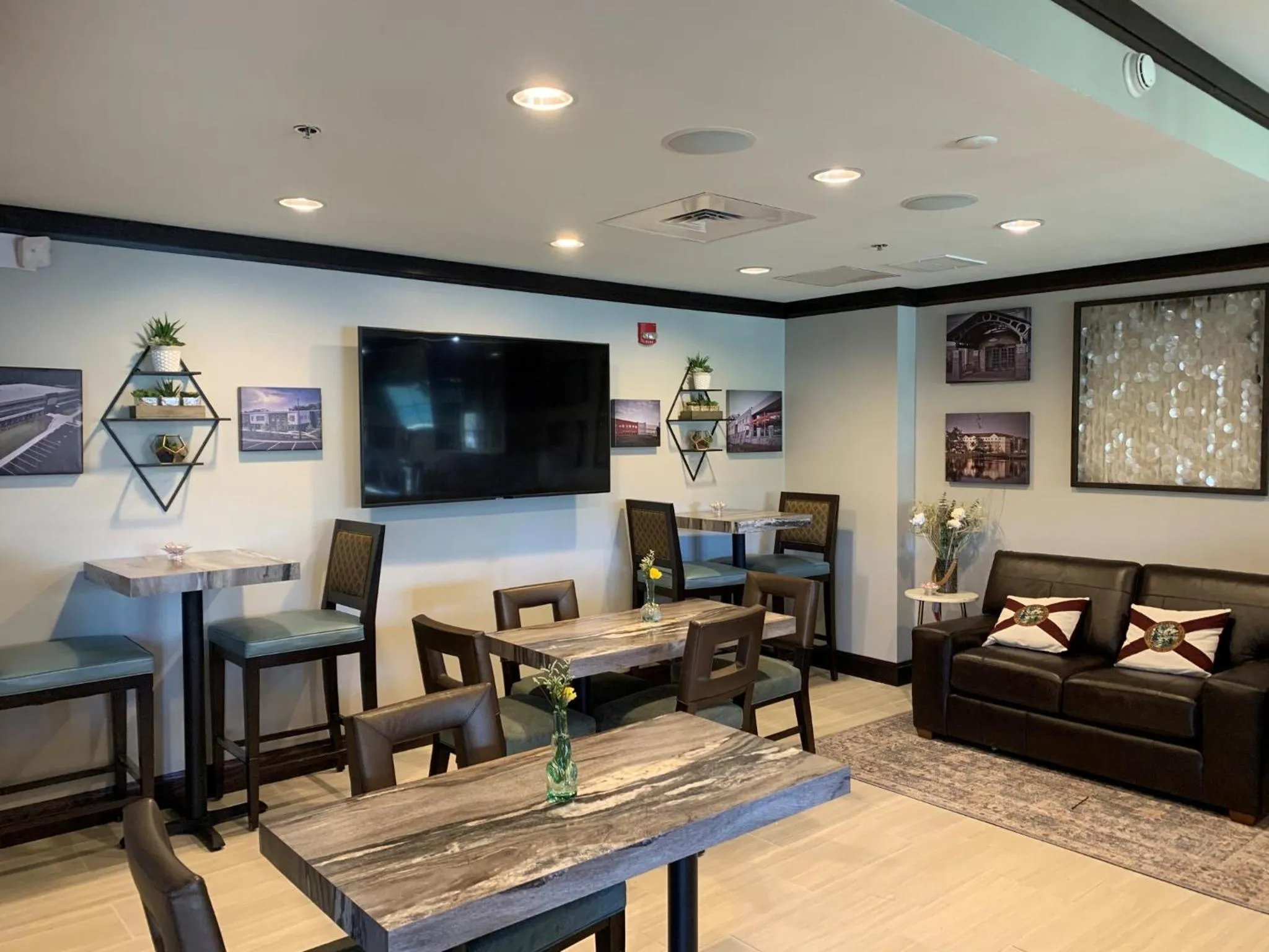 Lounge or bar in Staybridge Suites Tallahassee I-10 East by IHG