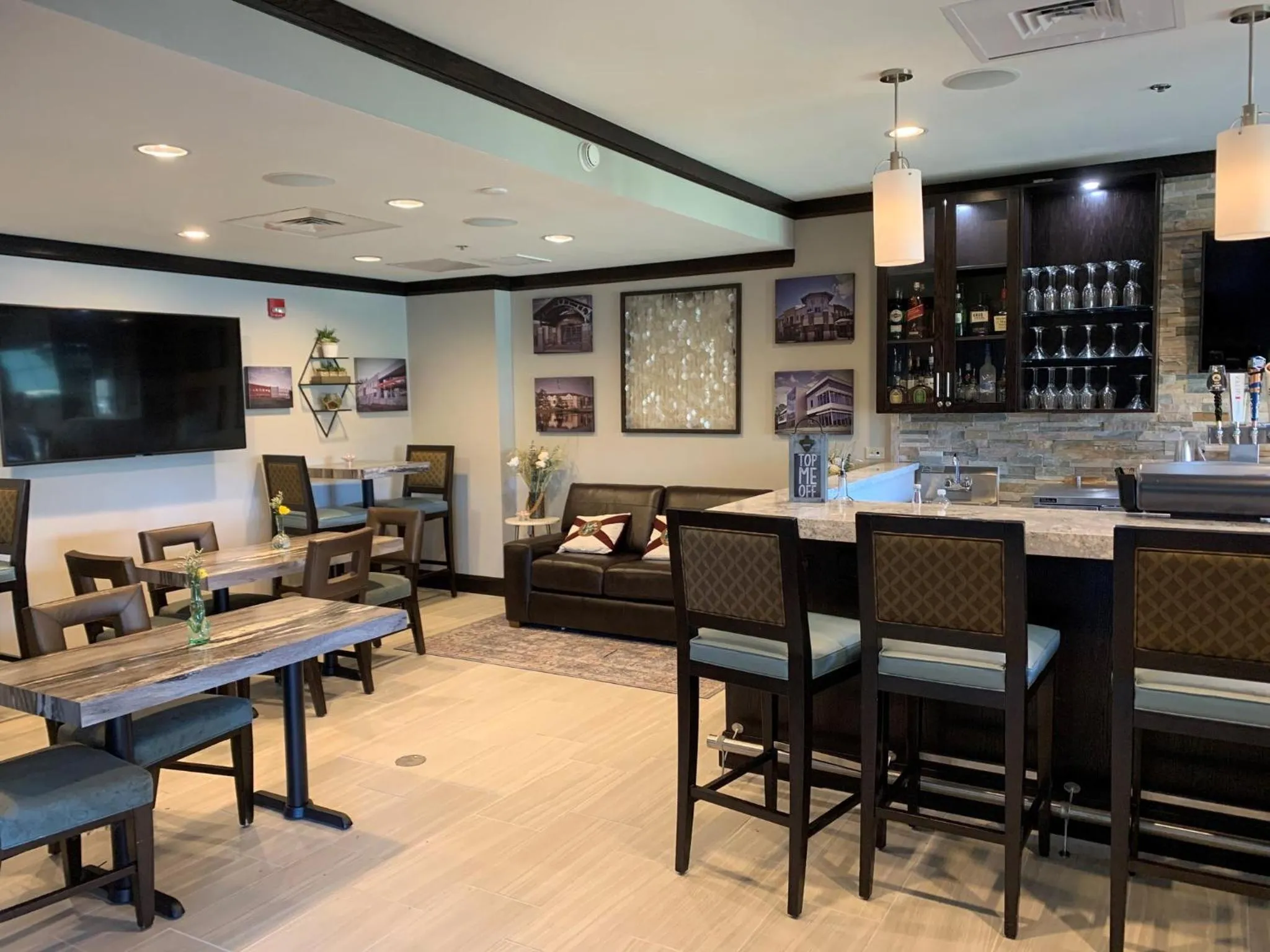 Lounge or bar in Staybridge Suites Tallahassee I-10 East by IHG