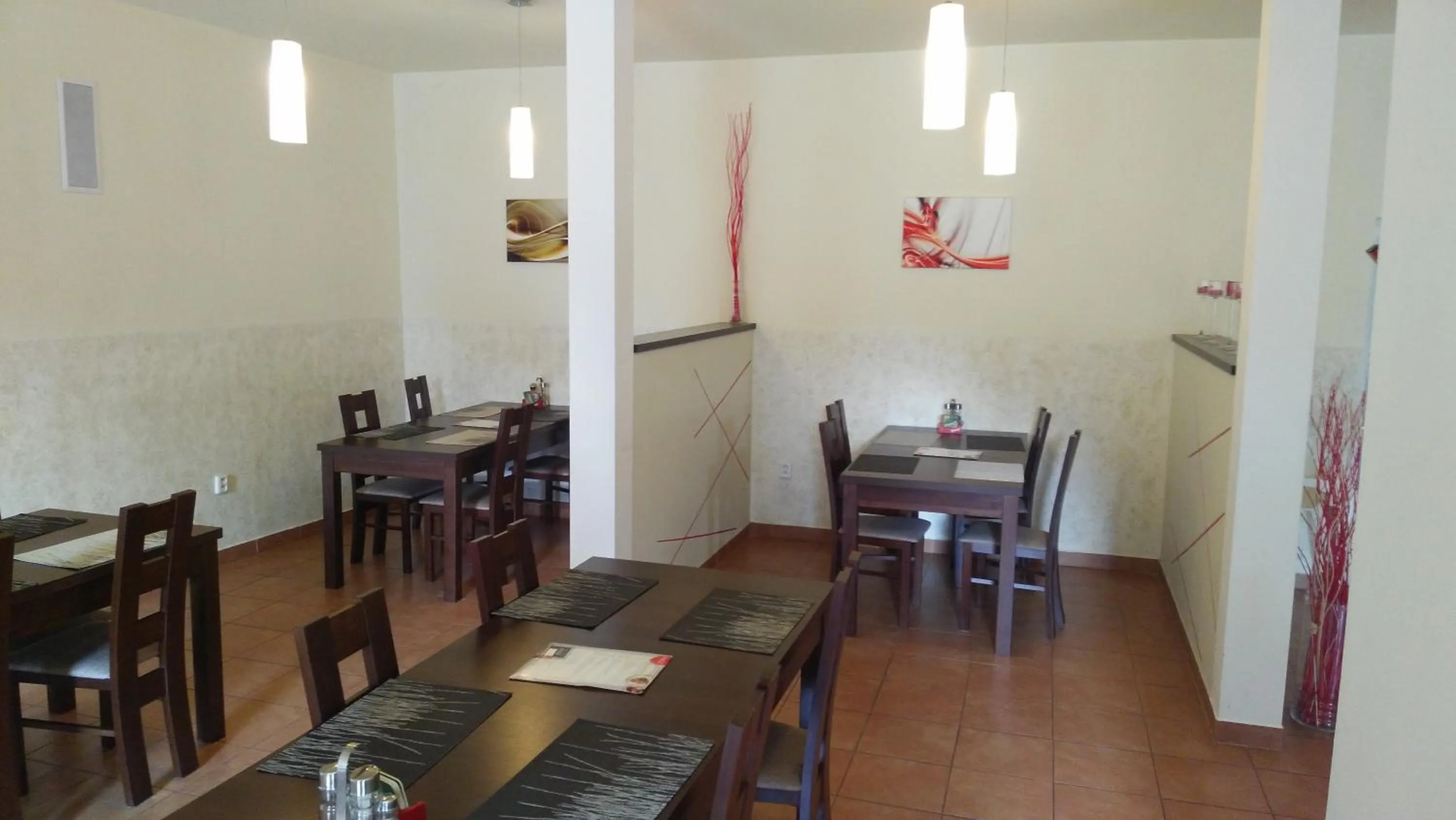 Restaurant/places to eat in Hotel Zannam