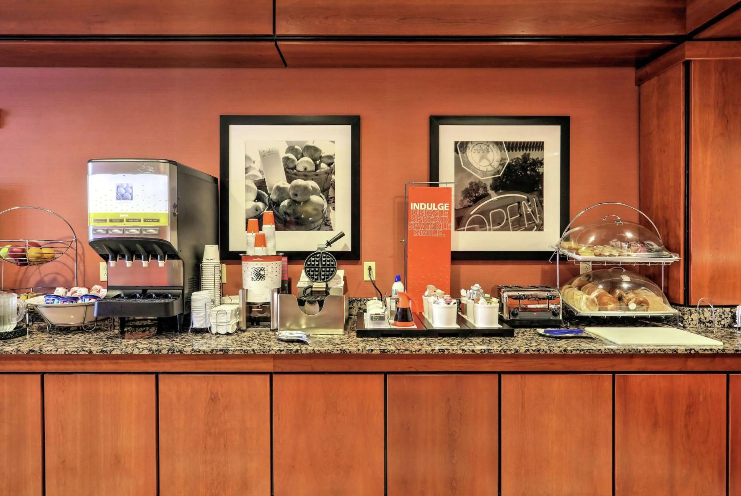 Dining area in Hampton Inn Batavia