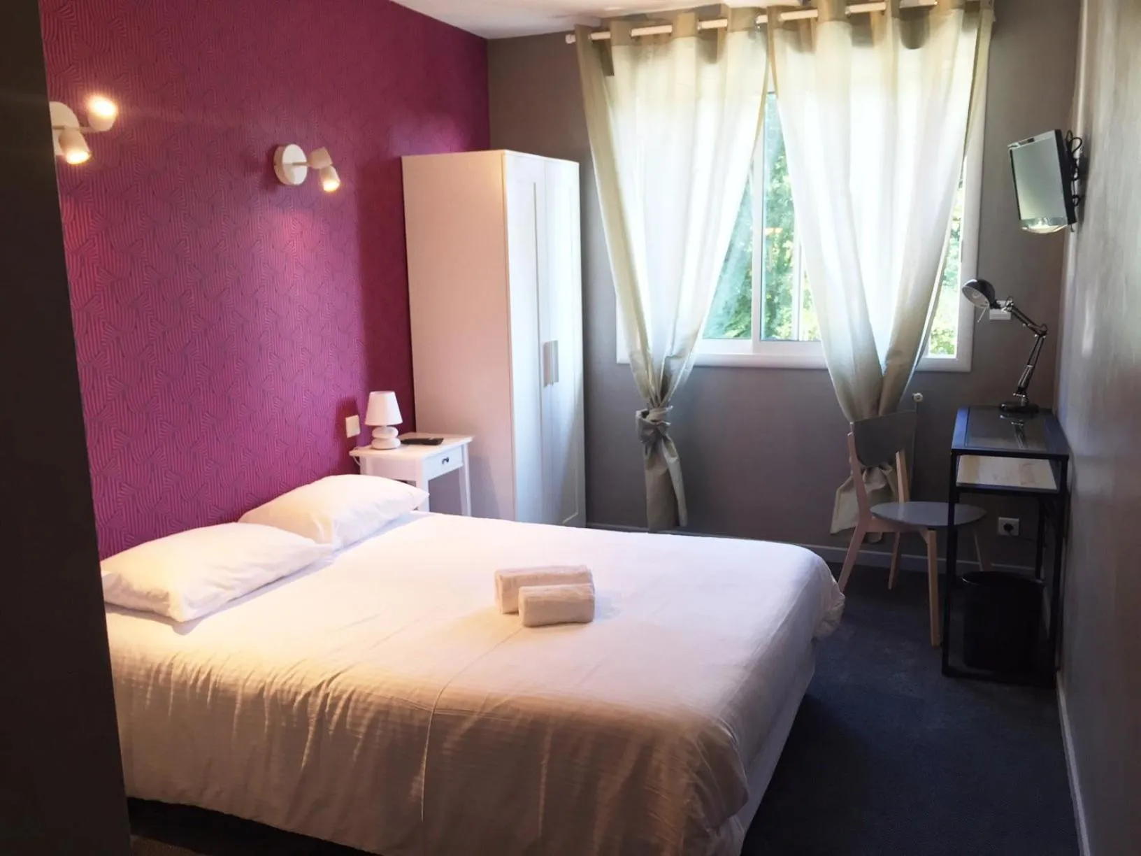 Photo of the whole room, Bed in Hôtel Restaurant Logis Coté Lac