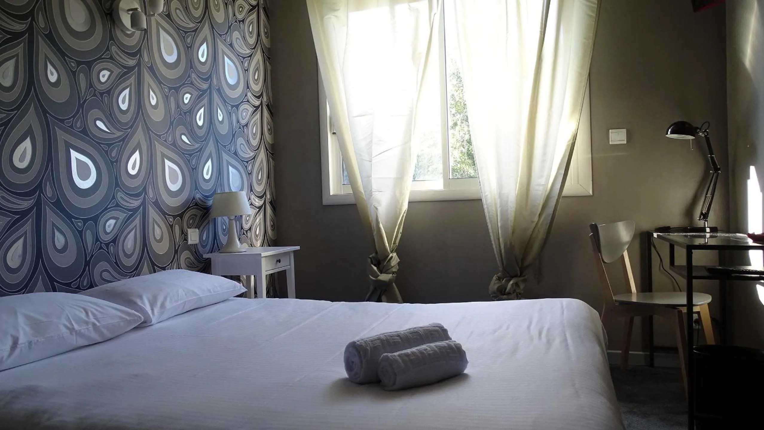 Bed in Hôtel Restaurant Logis Coté Lac