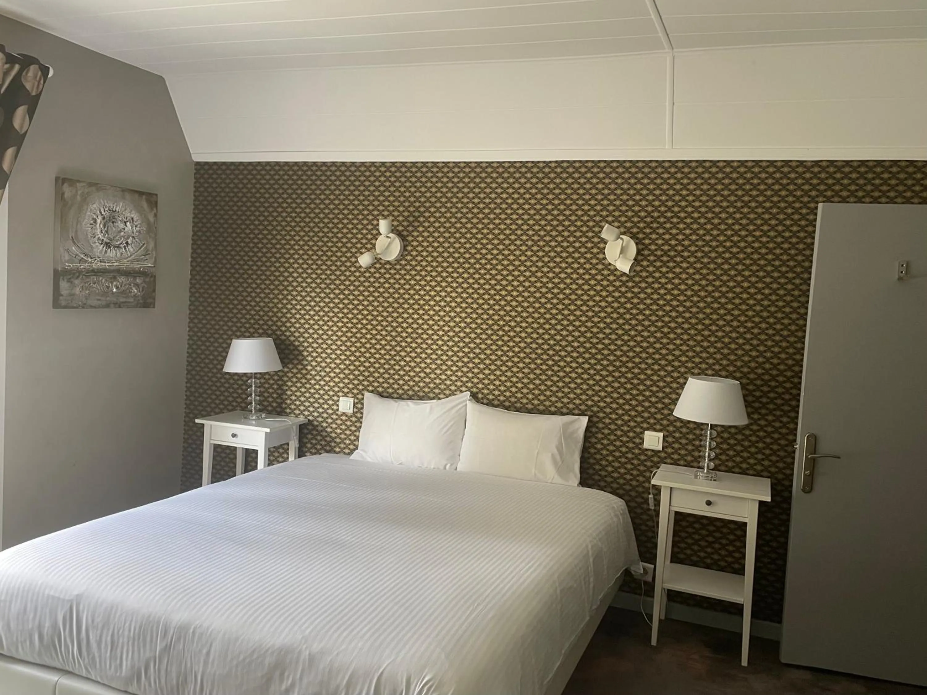 Bed in Hôtel Restaurant Logis Coté Lac