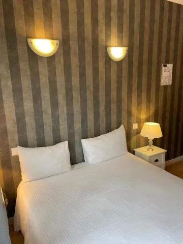 Bed in Hôtel Restaurant Logis Coté Lac