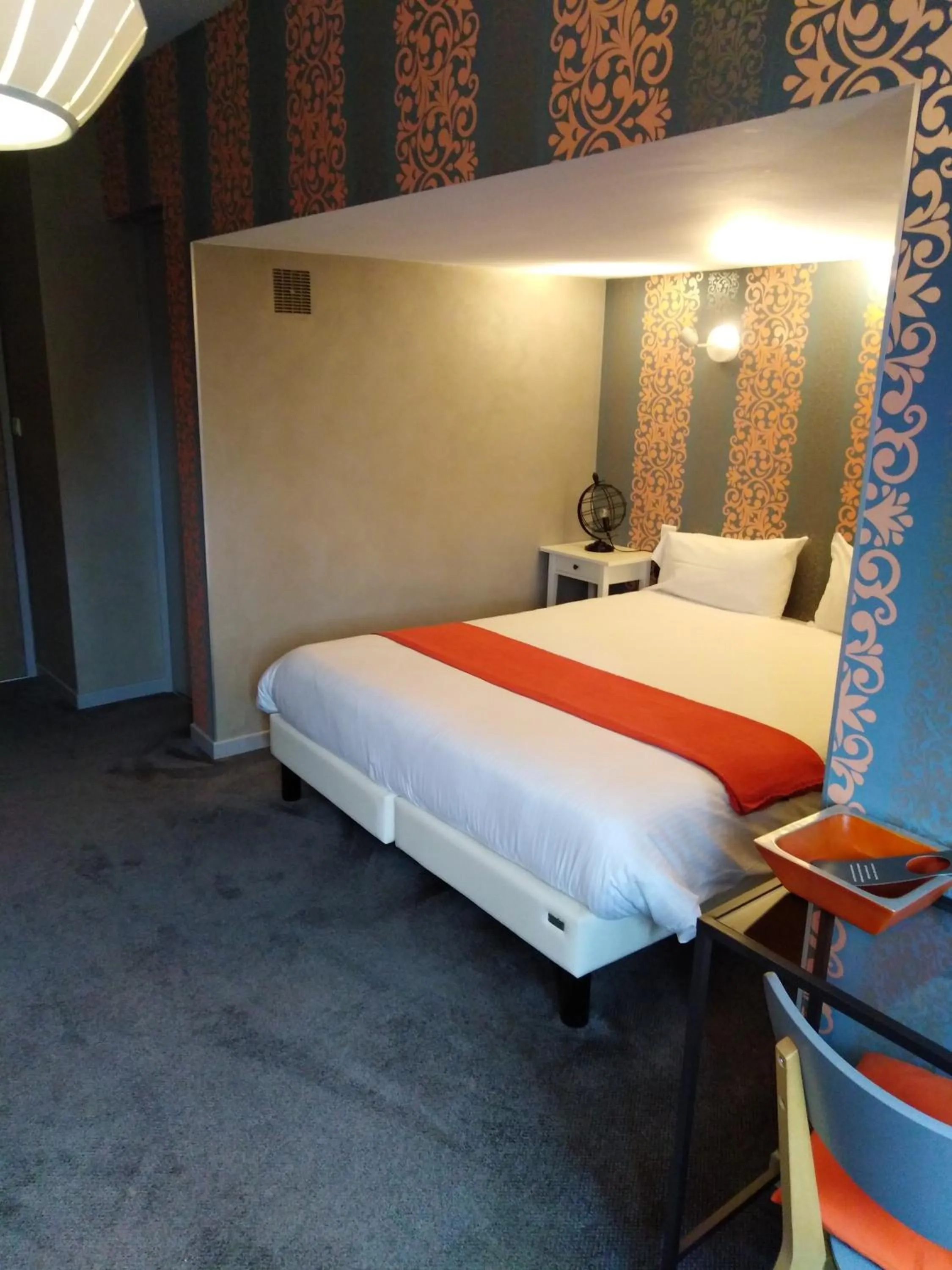 Bed in Hôtel Restaurant Logis Coté Lac