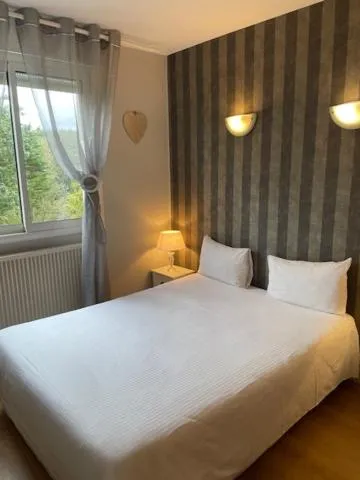 Bed in Hôtel Restaurant Logis Coté Lac