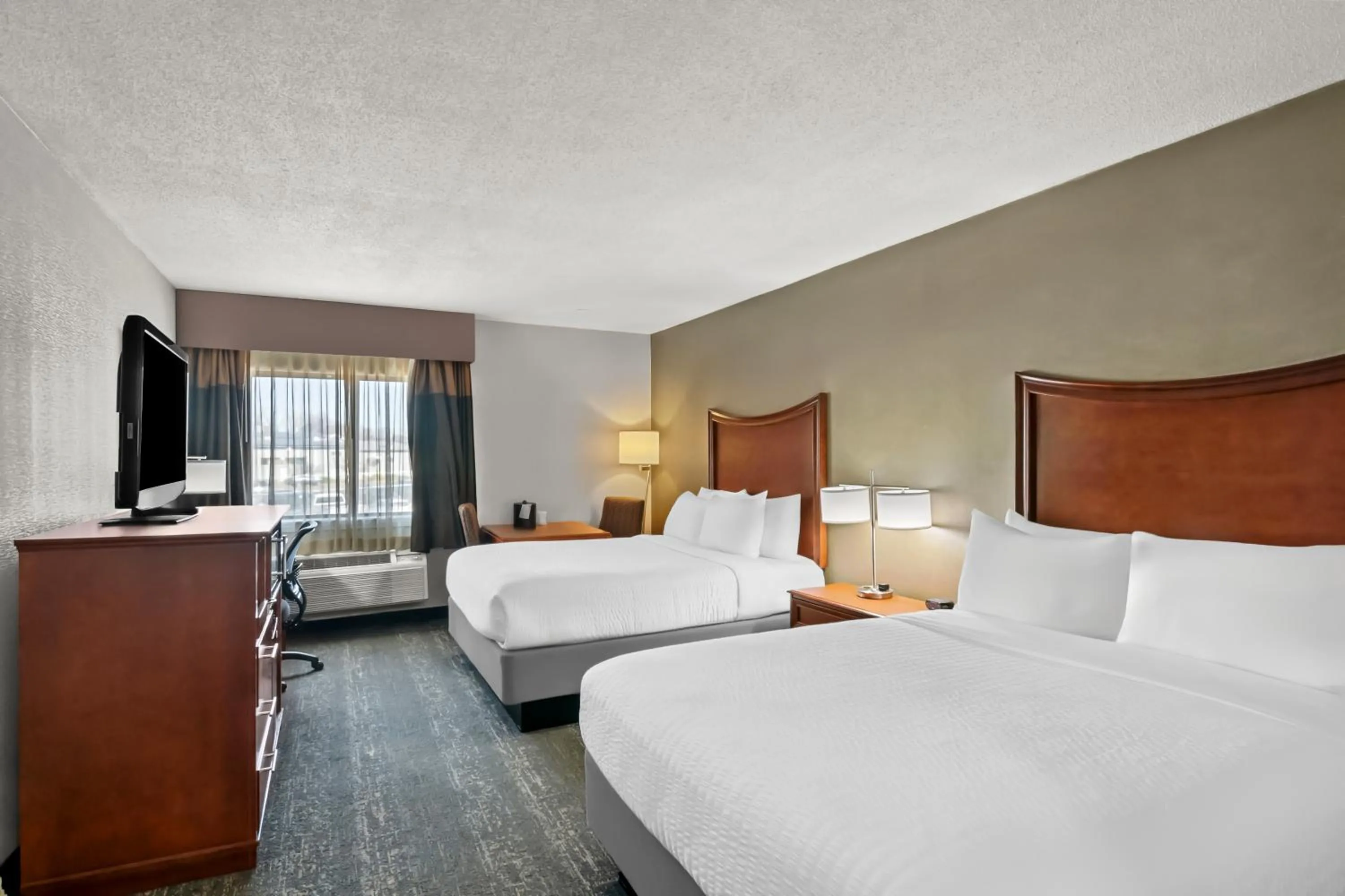 Bed in Clarion Inn North Haven - New Haven North