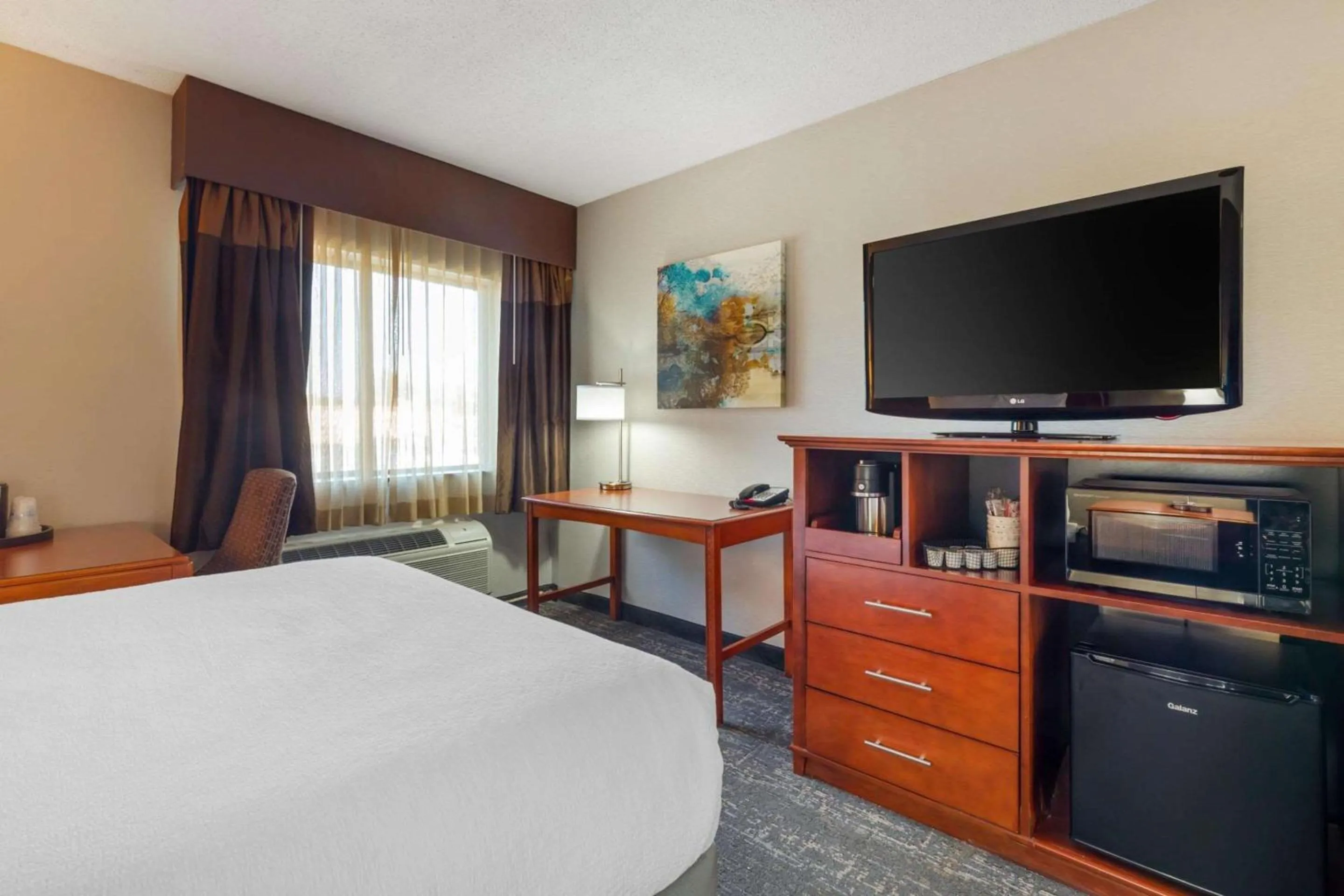 Bedroom, Bed in Clarion Inn North Haven - New Haven North