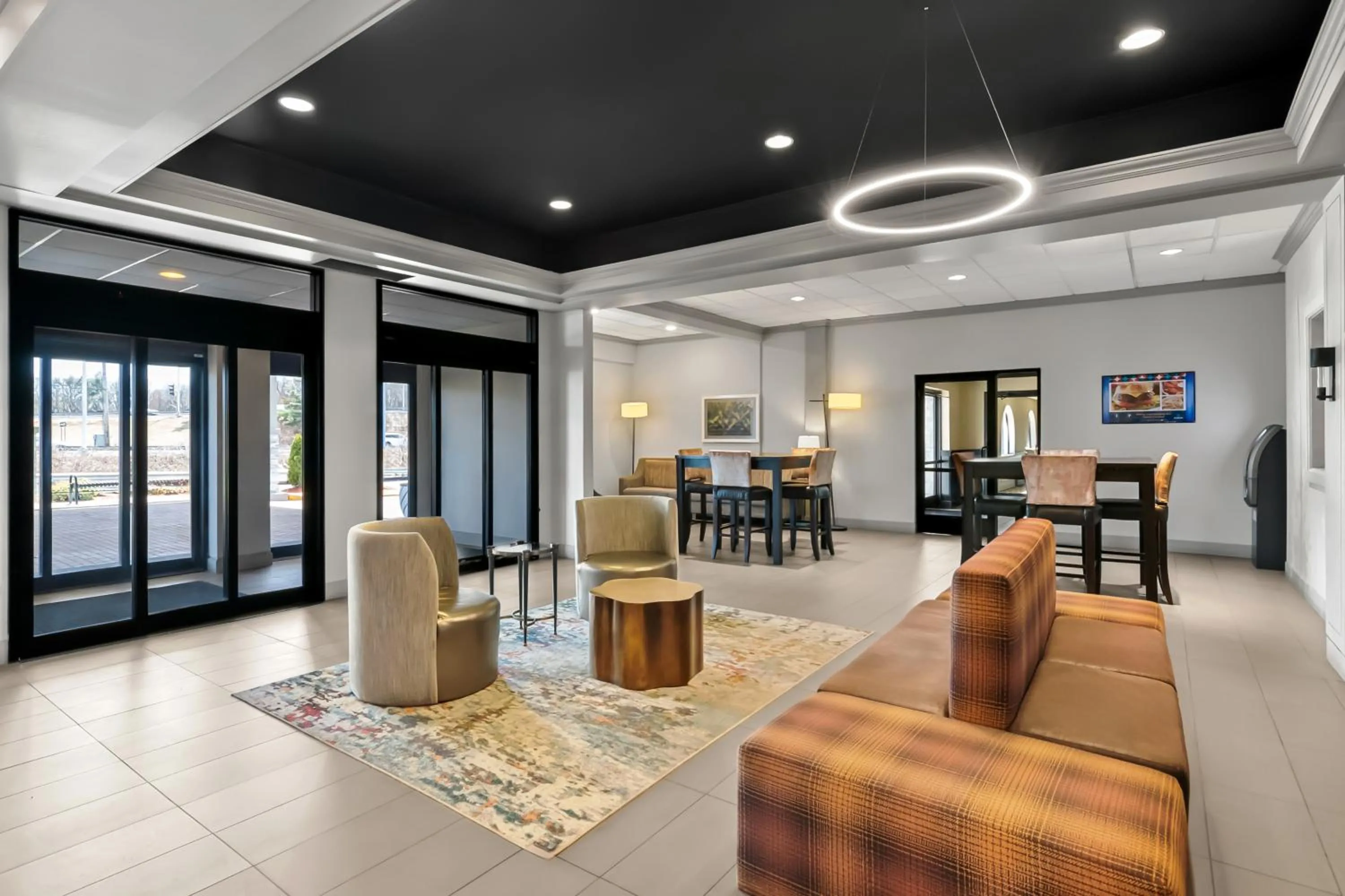 Lobby or reception in Clarion Inn North Haven - New Haven North