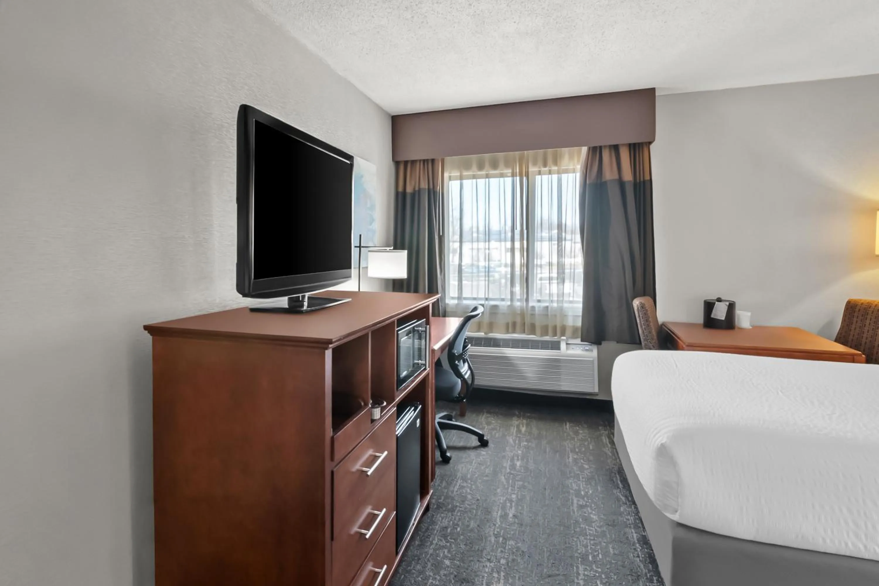 Bed in Clarion Inn North Haven - New Haven North