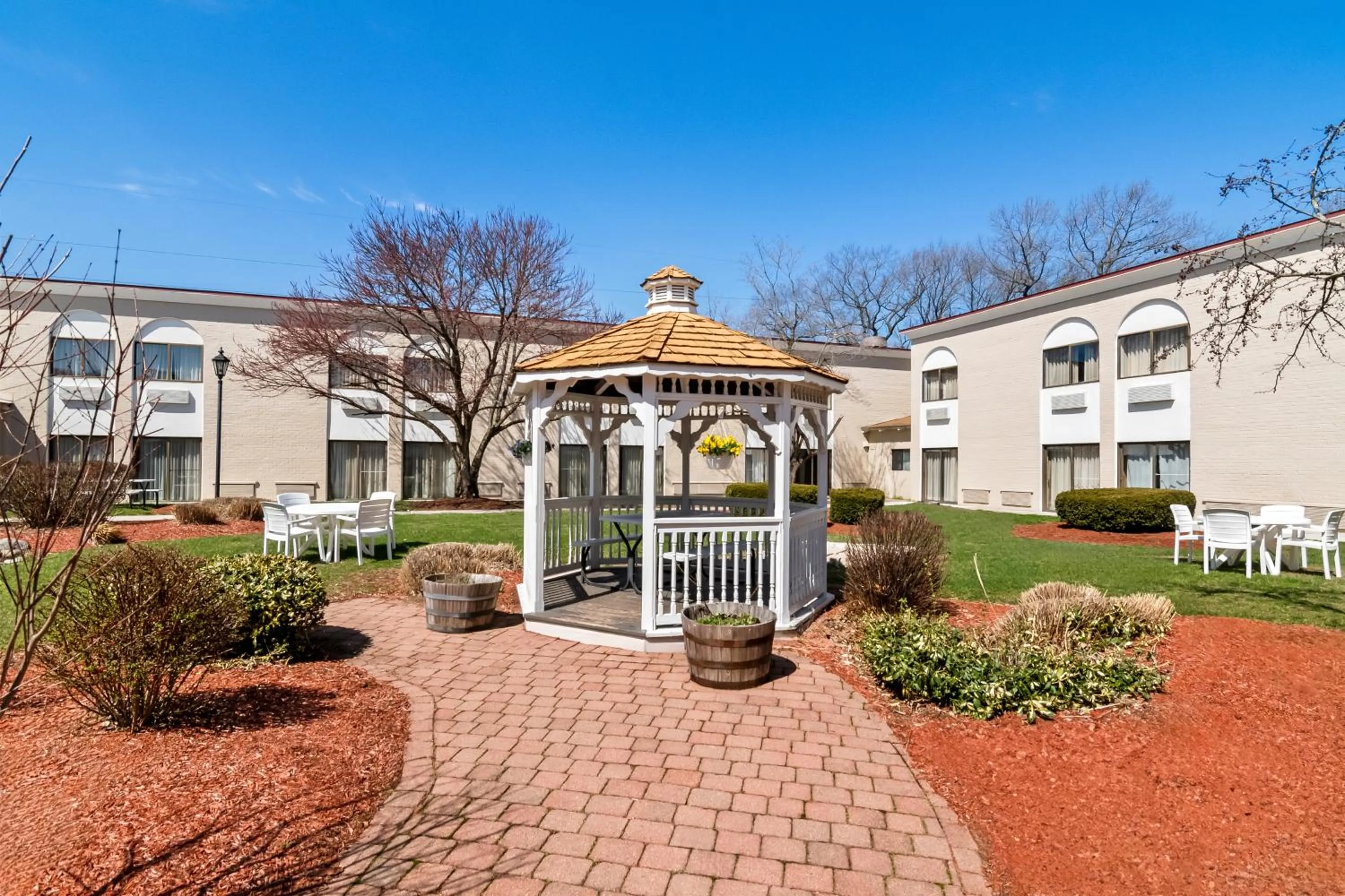 Inner courtyard view in Clarion Inn North Haven - New Haven North