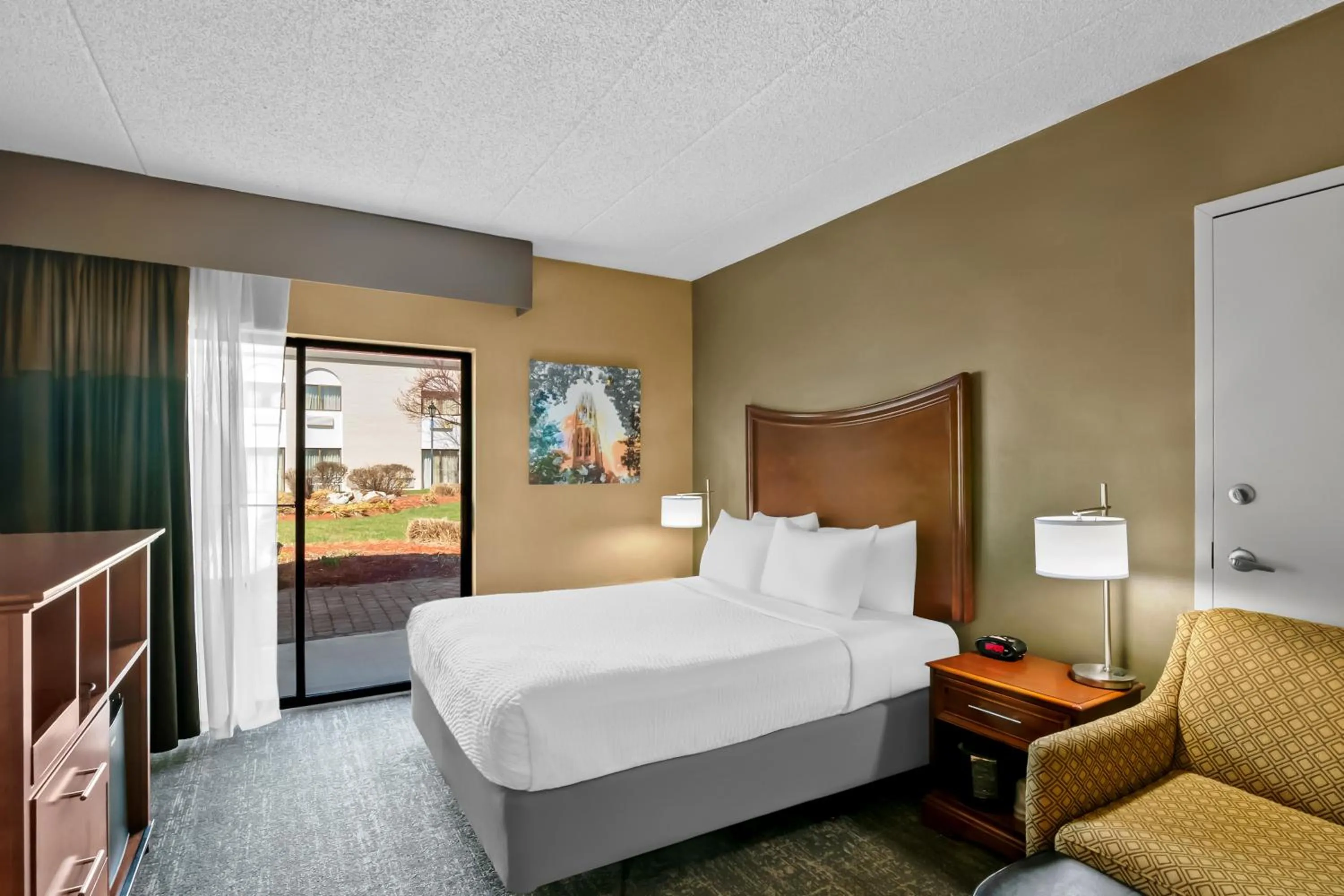 Bed in Clarion Inn North Haven - New Haven North