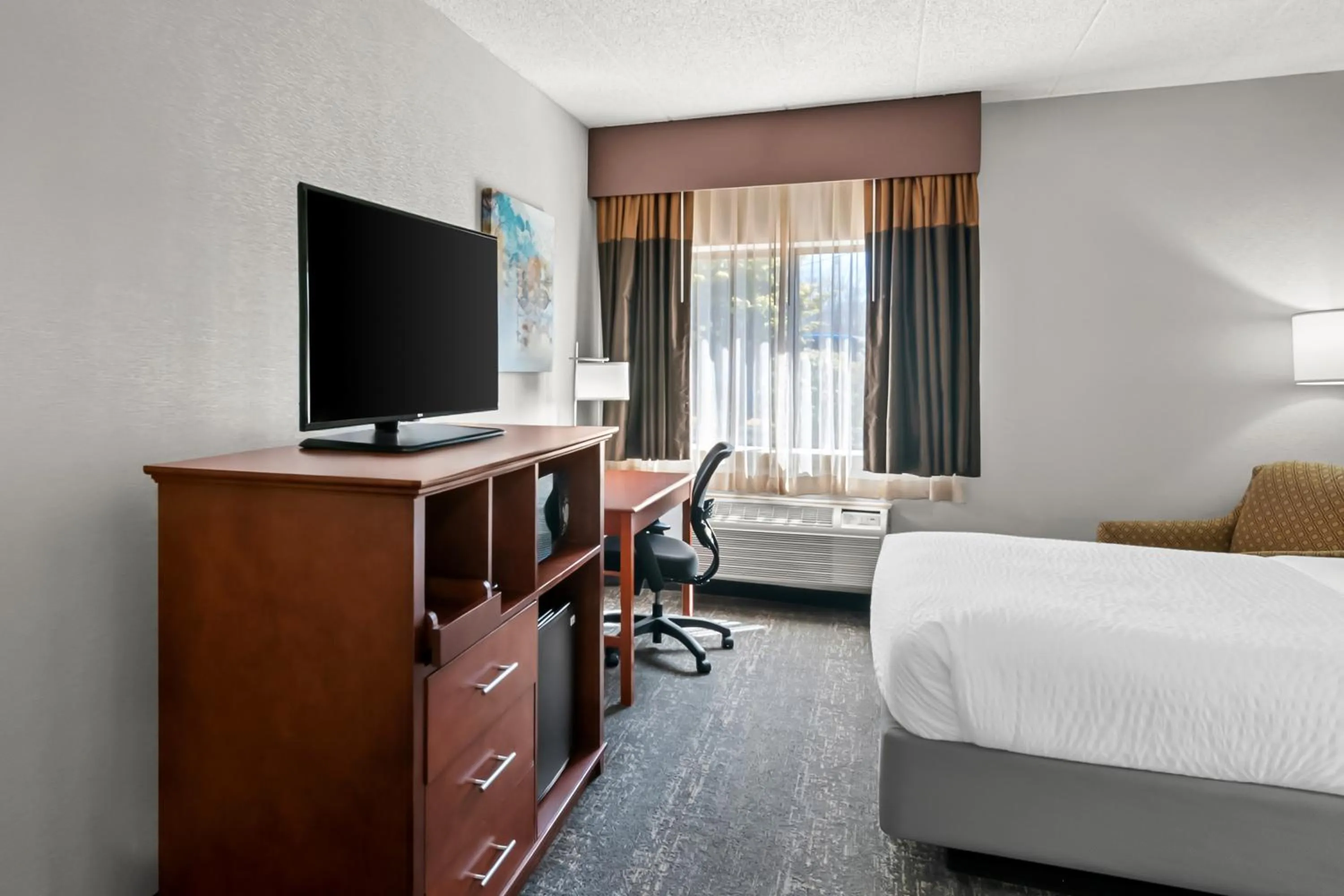 Bed in Clarion Inn North Haven - New Haven North