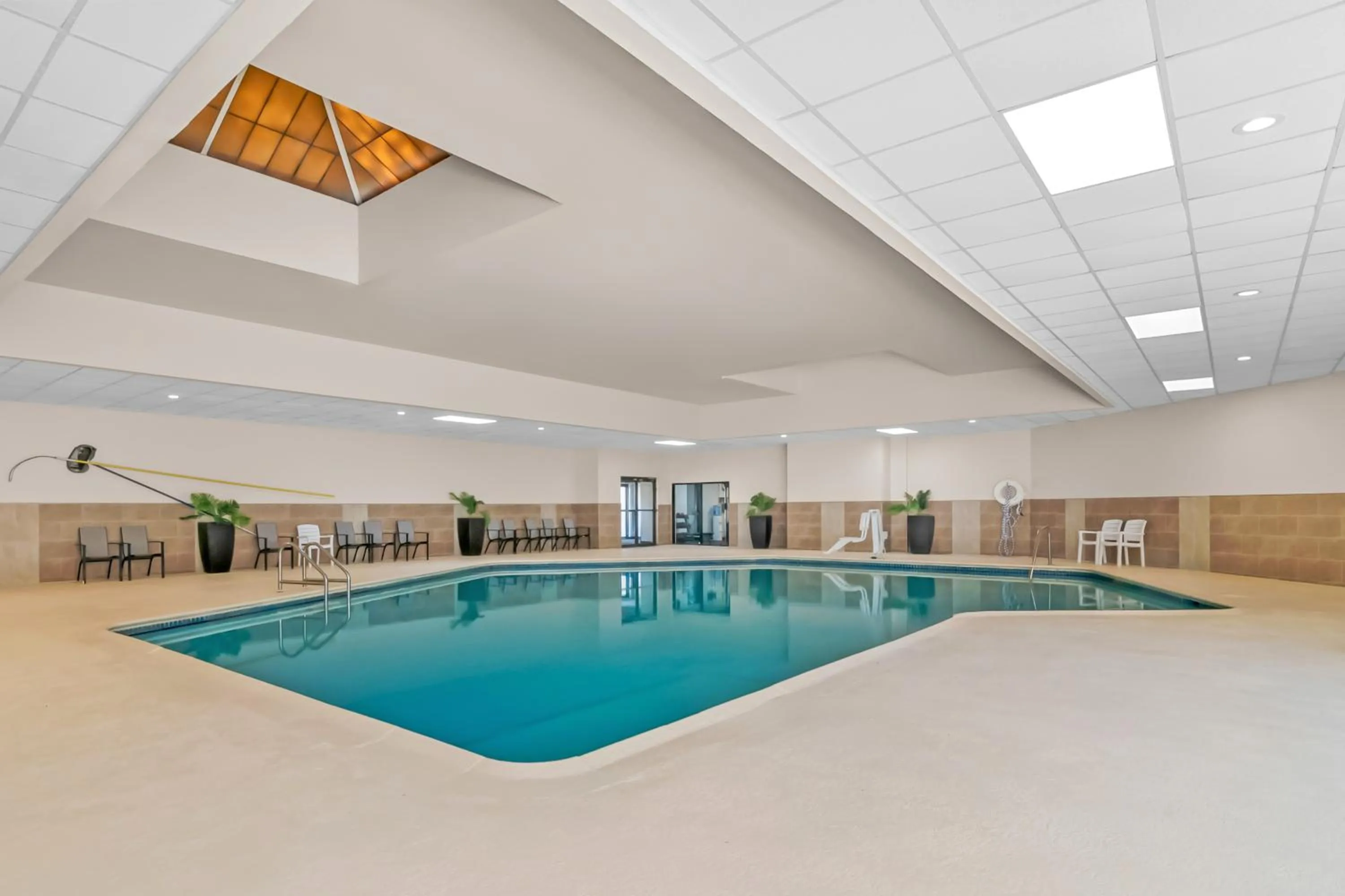 Swimming pool in Clarion Inn North Haven - New Haven North