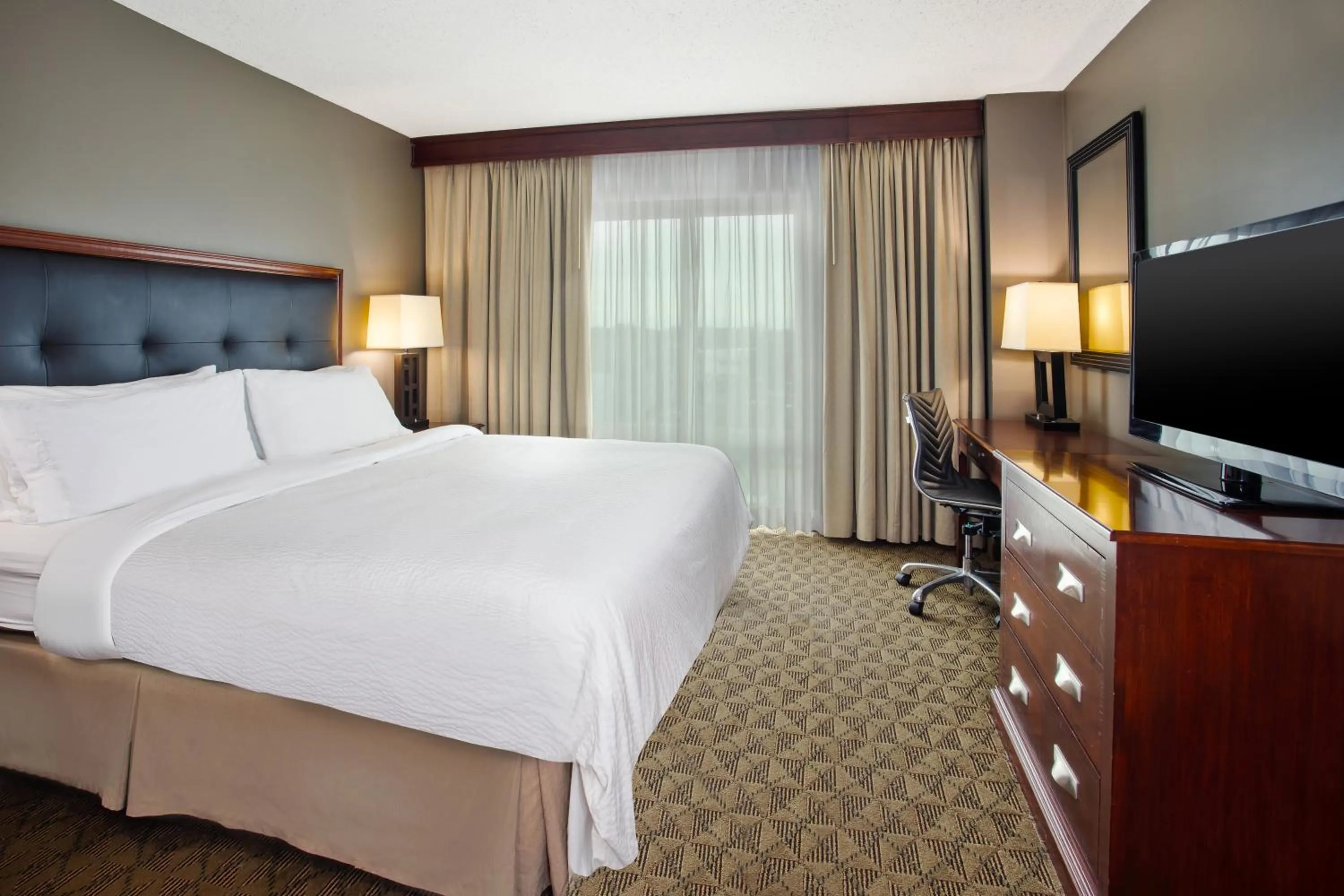 Bedroom, Bed in Holiday Inn University Plaza-Bowling Green by IHG