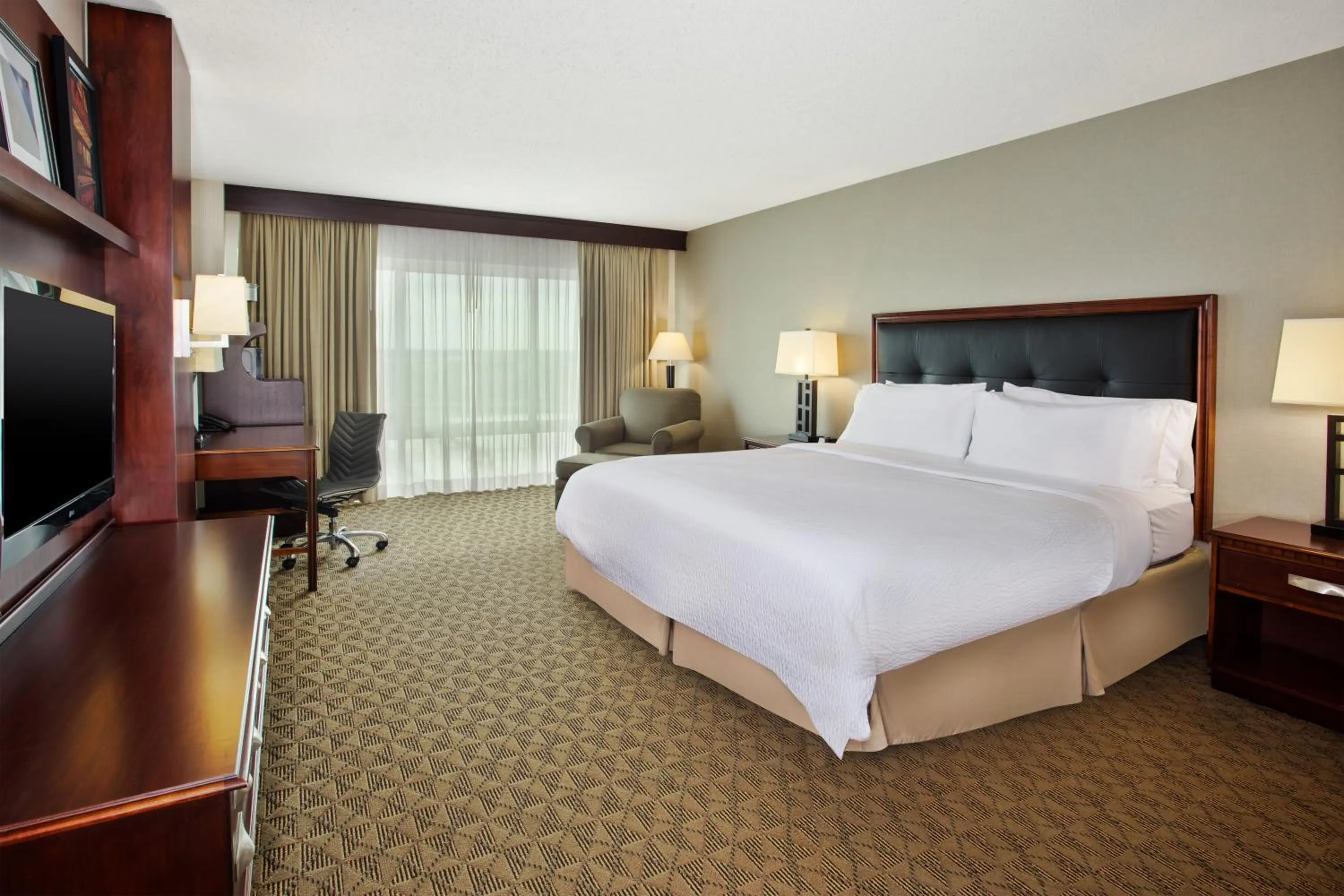 Bed in Holiday Inn University Plaza-Bowling Green by IHG