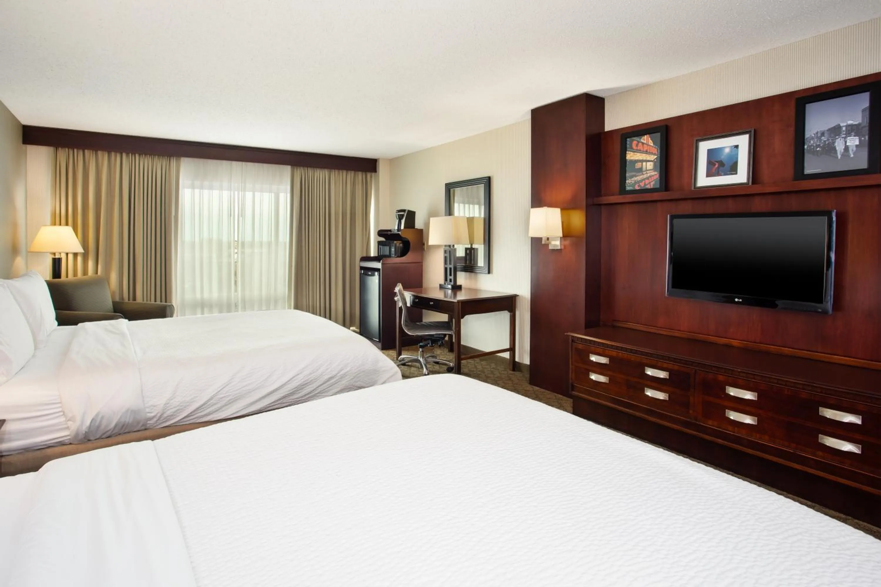 Bed in Holiday Inn University Plaza-Bowling Green by IHG