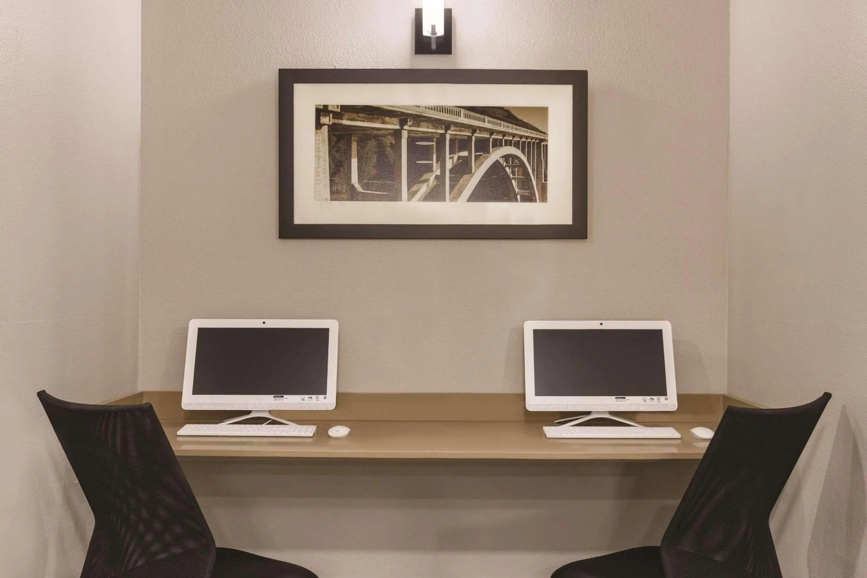 Business facilities in Country Inn & Suites by Radisson, RJ Stadium - Tampa Airport East