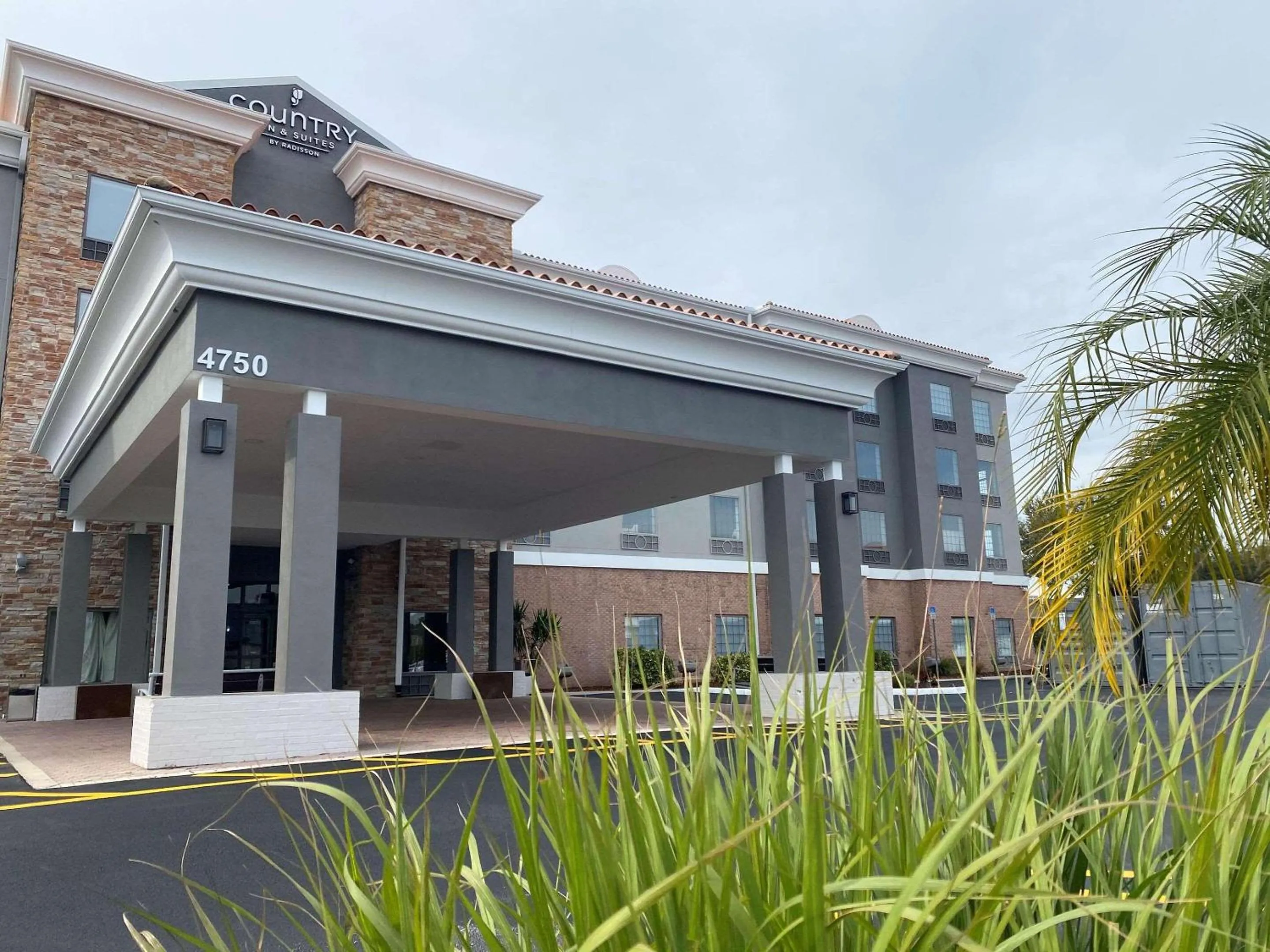 Property building in Country Inn & Suites by Radisson, RJ Stadium - Tampa Airport East