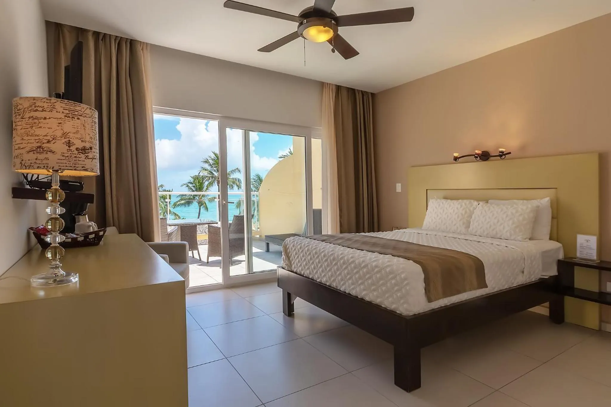 Balcony/Terrace, Bed in Hotel Villa Taina