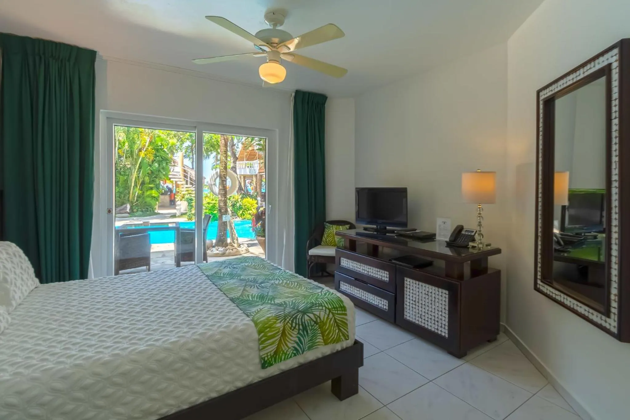 Balcony/Terrace, Bed in Hotel Villa Taina