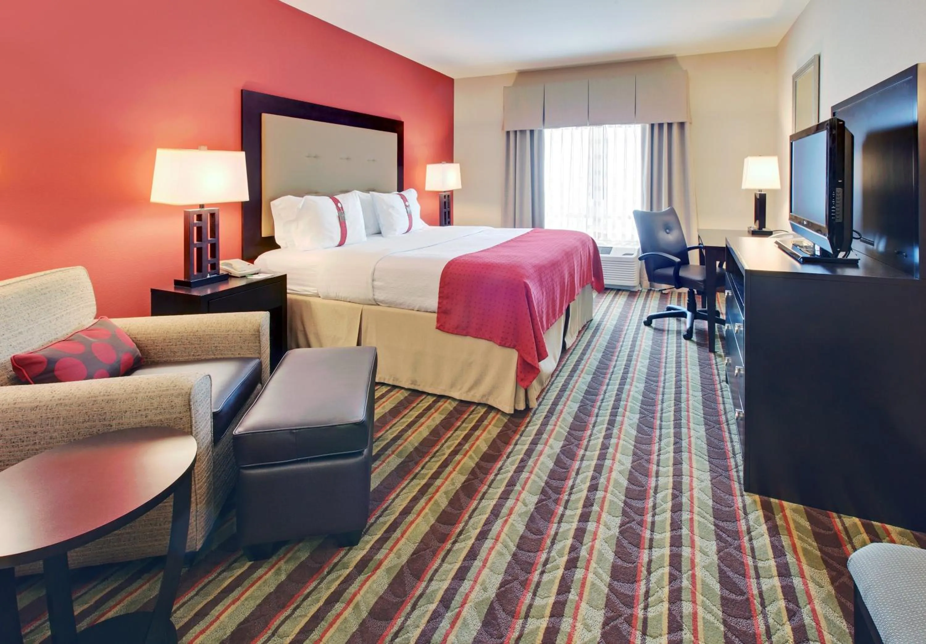 Photo of the whole room, Bed in Holiday Inn Blytheville by IHG